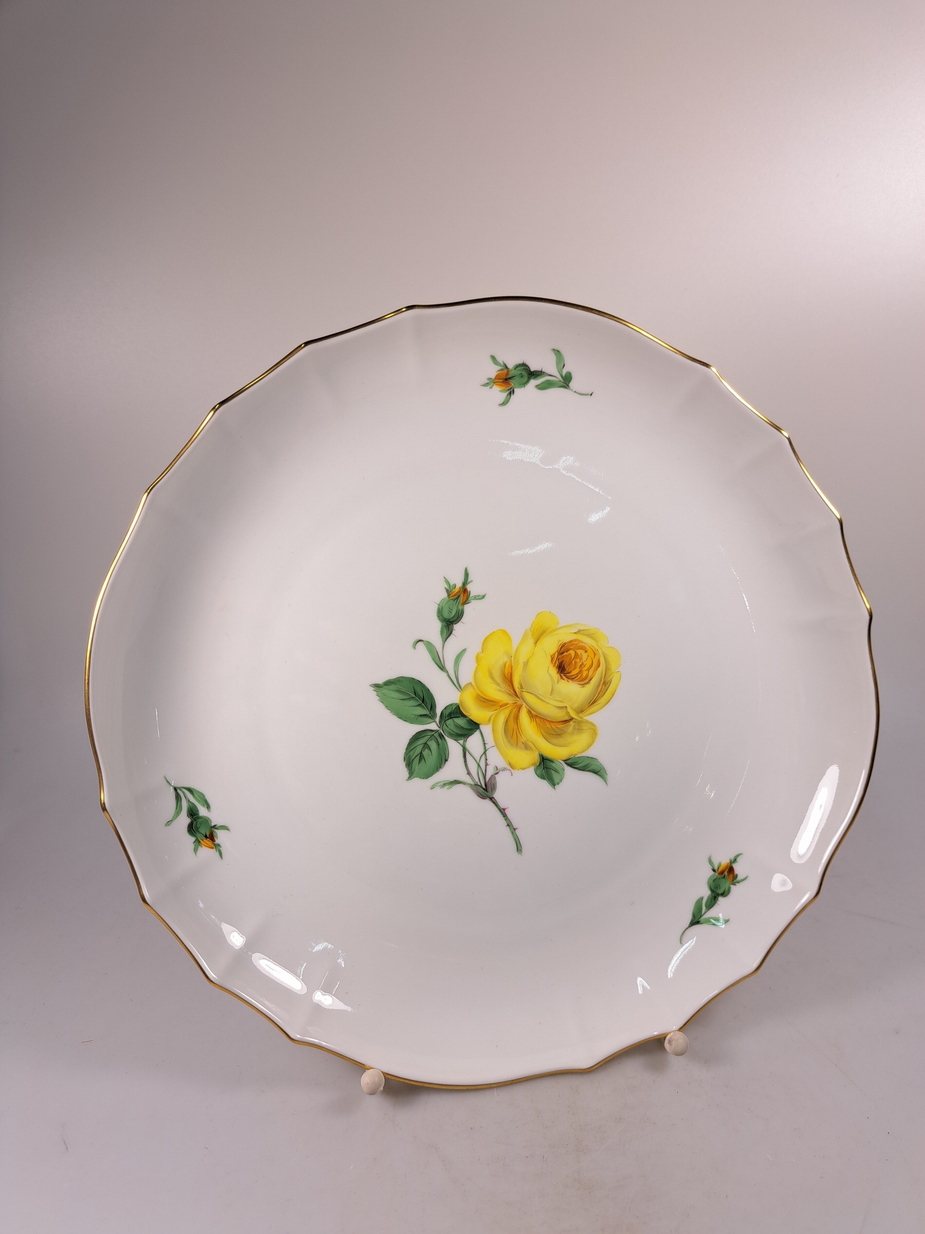 Detail a: Teeservice, Meissen, 20. Jh., 2. Wahl, gelbe Rose, Teekanne, Milchkännchen, 6 Teetassen mit Untertassen, (2 Untertassen best.), Kuchenplatte, 6 ...