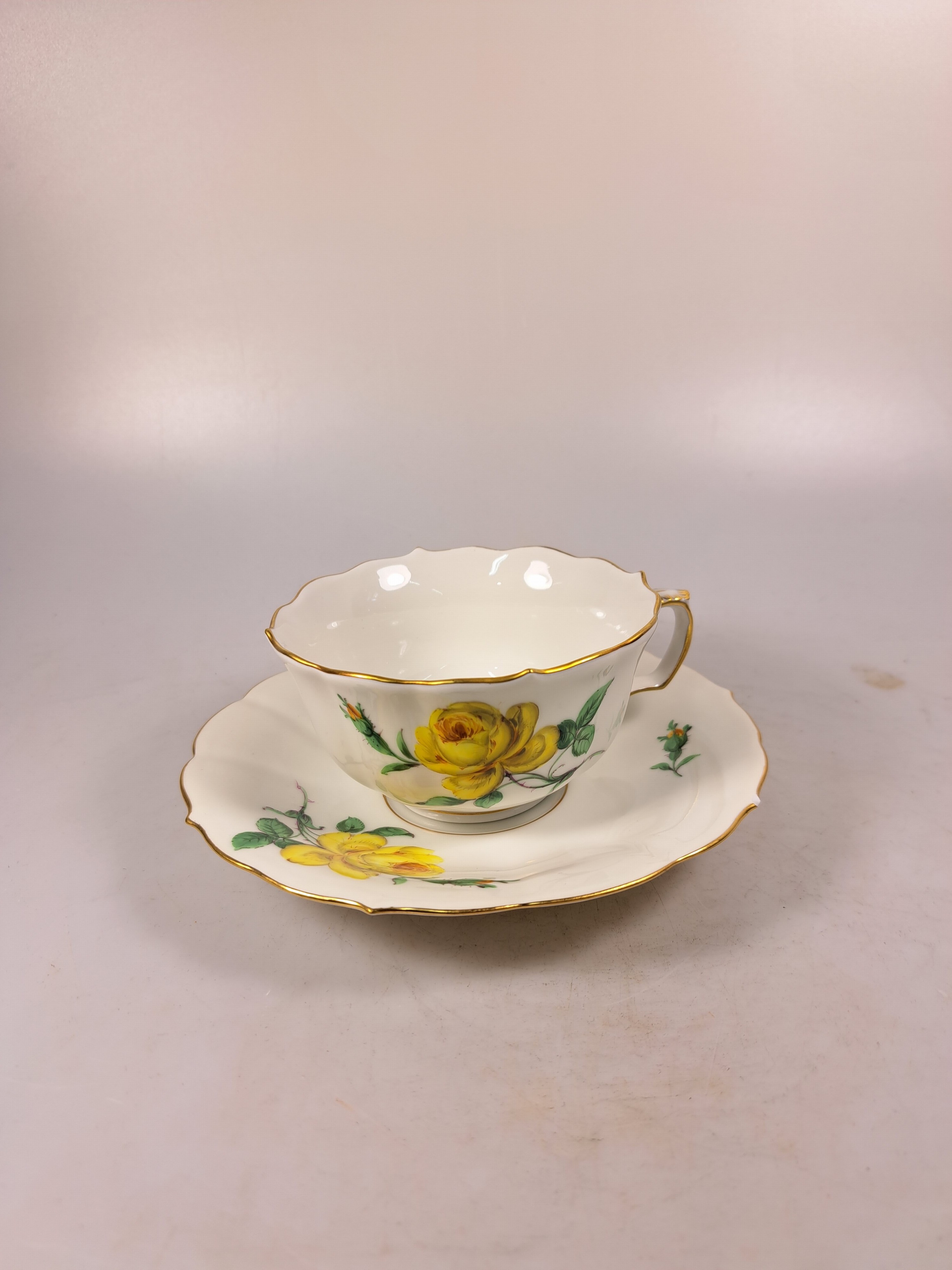 Detail b: Teeservice, Meissen, 20. Jh., 2. Wahl, gelbe Rose, Teekanne, Milchkännchen, 6 Teetassen mit Untertassen, (2 Untertassen best.), Kuchenplatte, 6 ...