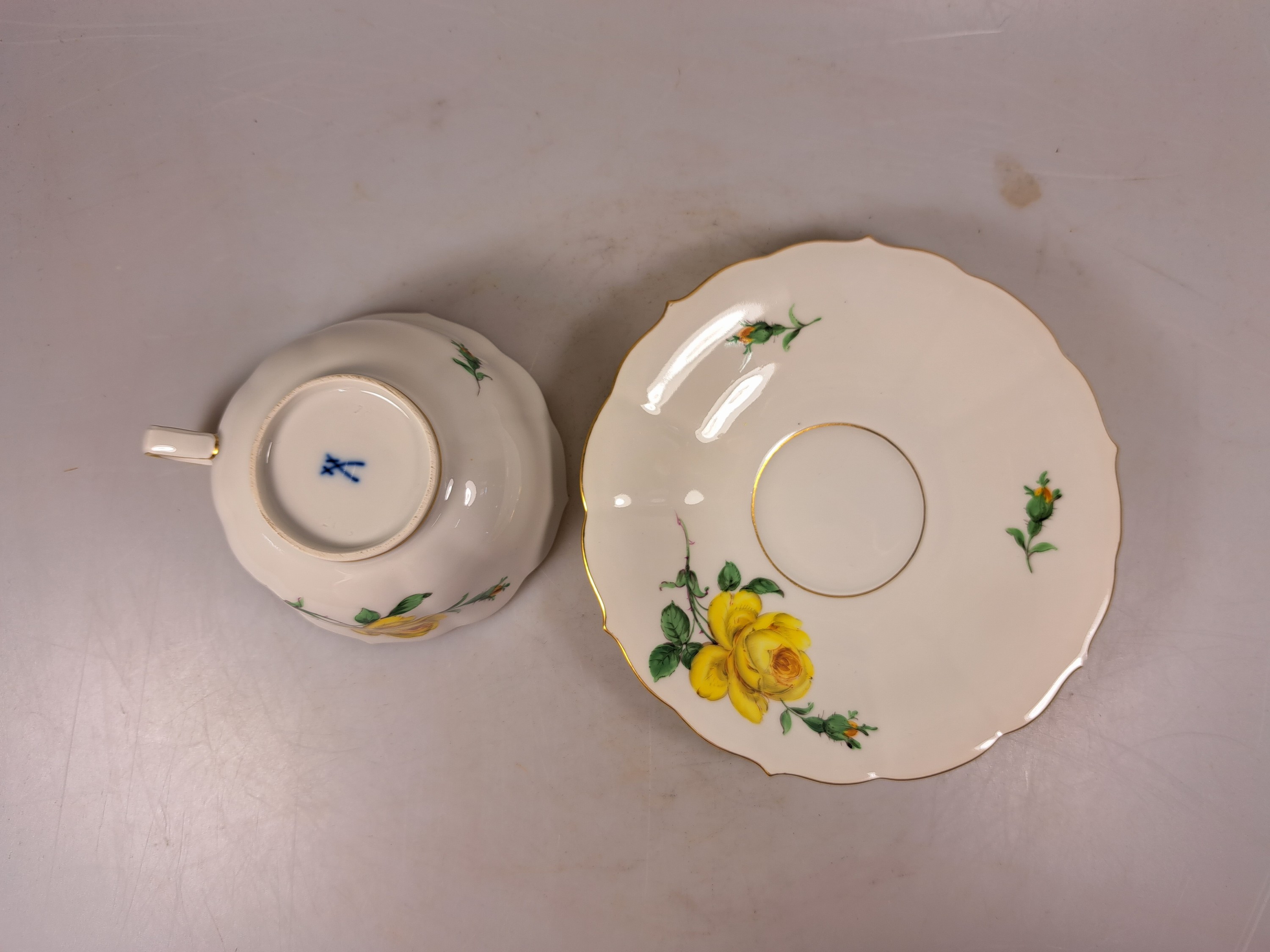 Detail c: Teeservice, Meissen, 20. Jh., 2. Wahl, gelbe Rose, Teekanne, Milchkännchen, 6 Teetassen mit Untertassen, (2 Untertassen best.), Kuchenplatte, 6 ...
