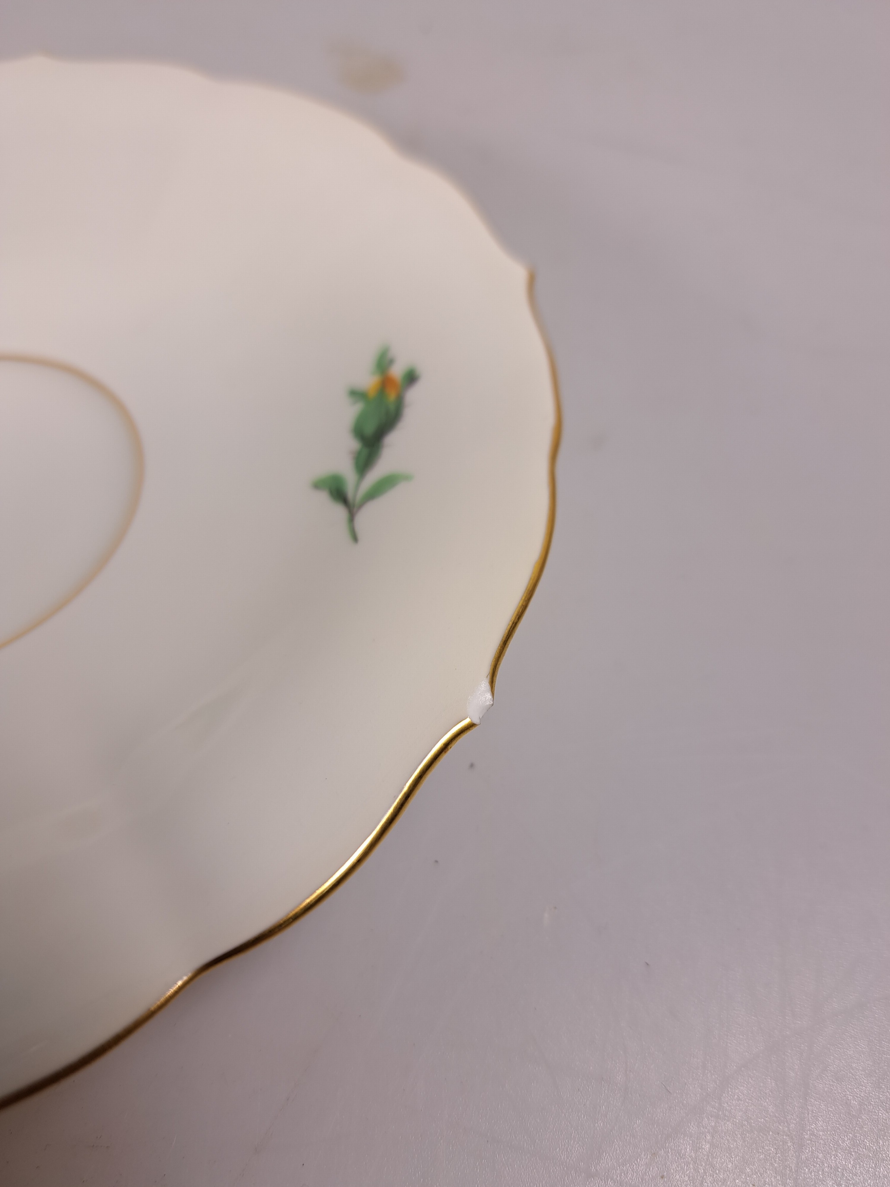 Detail d: Teeservice, Meissen, 20. Jh., 2. Wahl, gelbe Rose, Teekanne, Milchkännchen, 6 Teetassen mit Untertassen, (2 Untertassen best.), Kuchenplatte, 6 ...