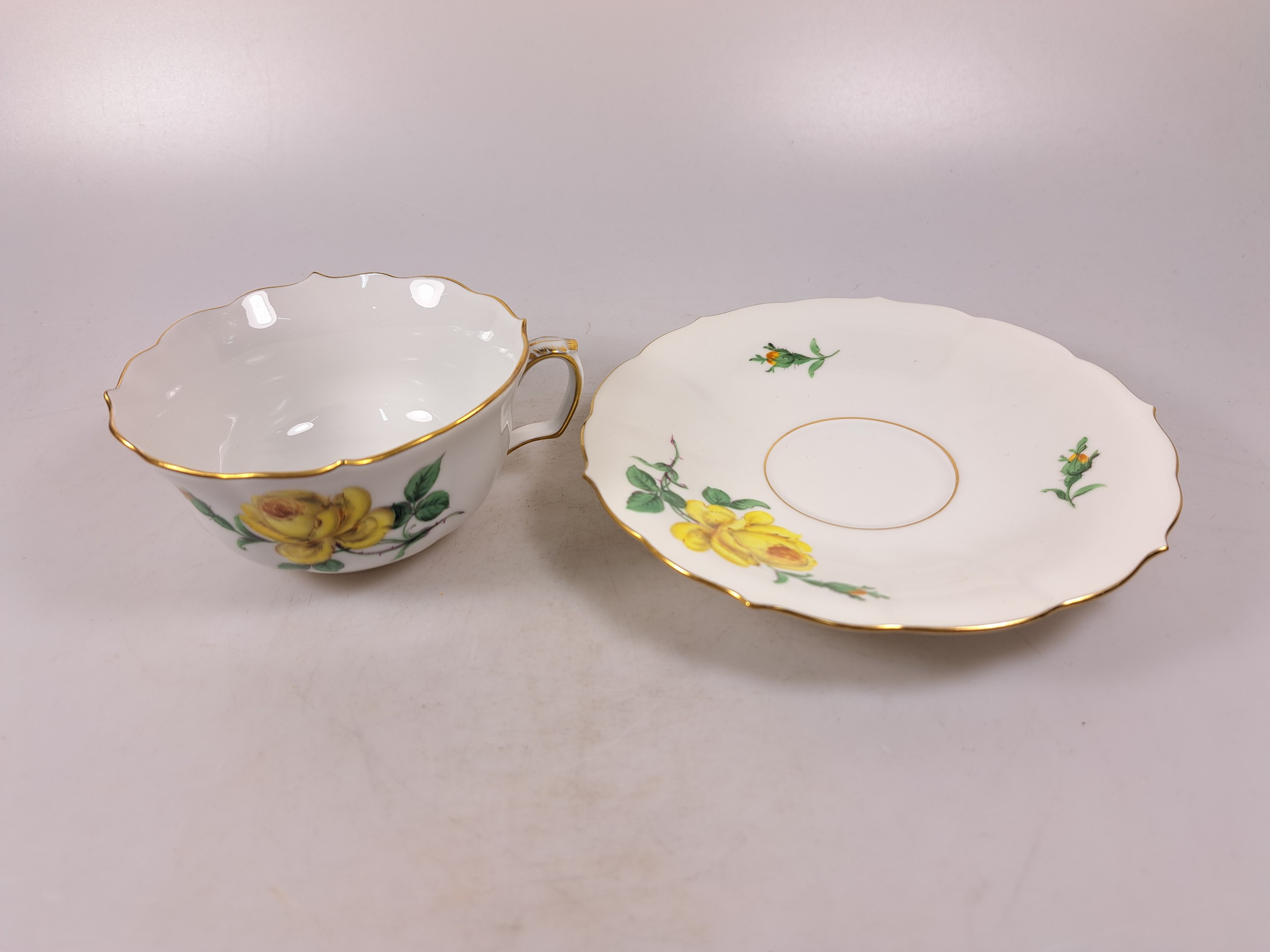 Detail e: Teeservice, Meissen, 20. Jh., 2. Wahl, gelbe Rose, Teekanne, Milchkännchen, 6 Teetassen mit Untertassen, (2 Untertassen best.), Kuchenplatte, 6 ...