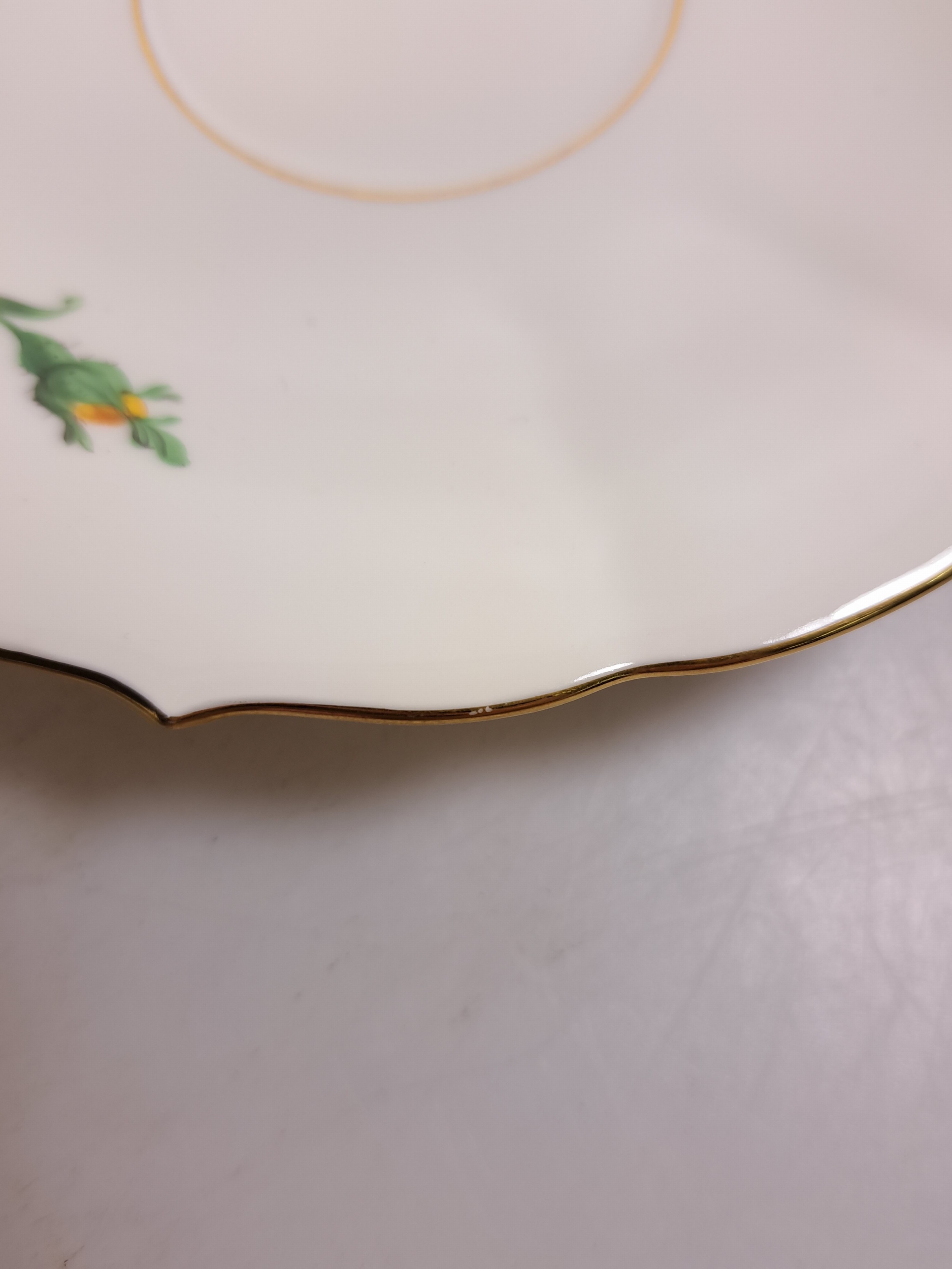 Detail f: Teeservice, Meissen, 20. Jh., 2. Wahl, gelbe Rose, Teekanne, Milchkännchen, 6 Teetassen mit Untertassen, (2 Untertassen best.), Kuchenplatte, 6 ...