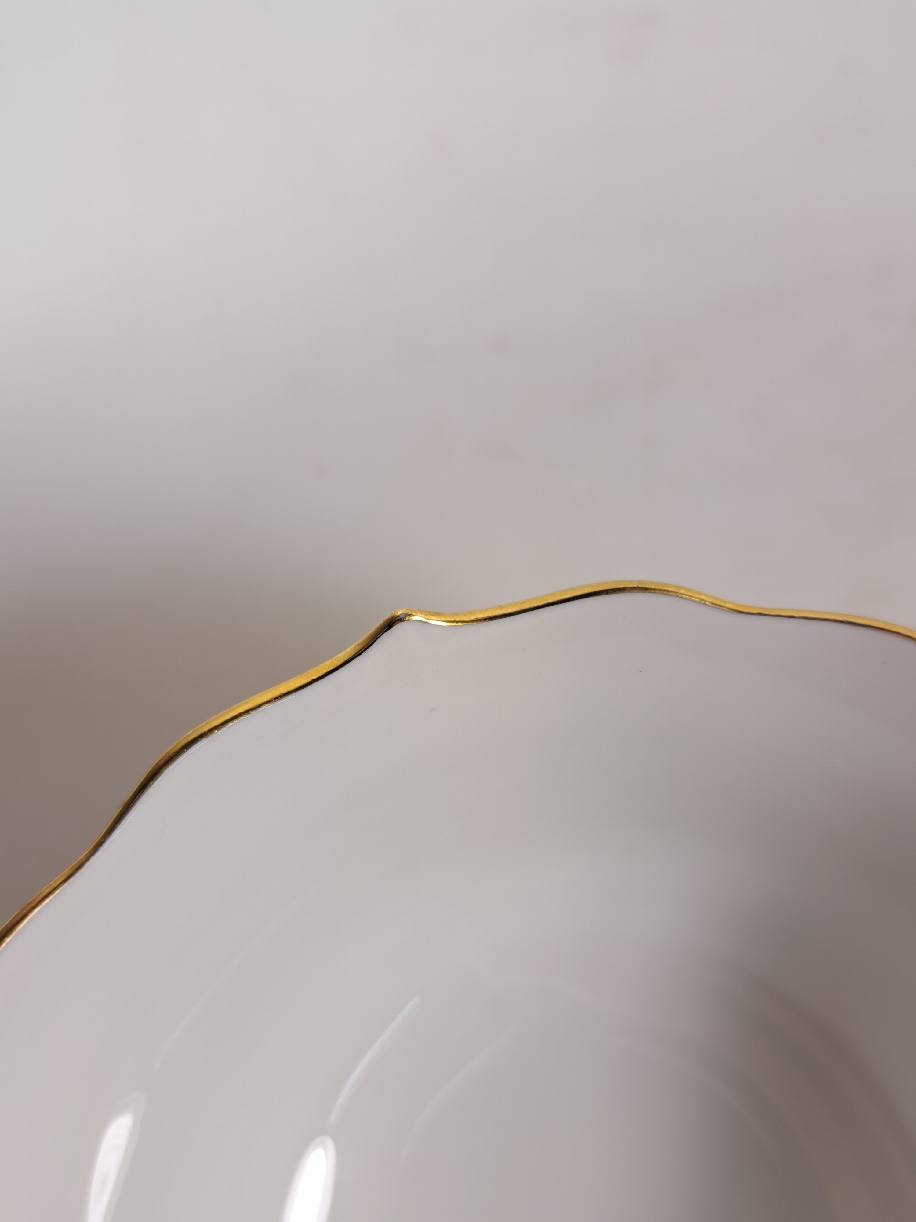 Detail g: Teeservice, Meissen, 20. Jh., 2. Wahl, gelbe Rose, Teekanne, Milchkännchen, 6 Teetassen mit Untertassen, (2 Untertassen best.), Kuchenplatte, 6 ...