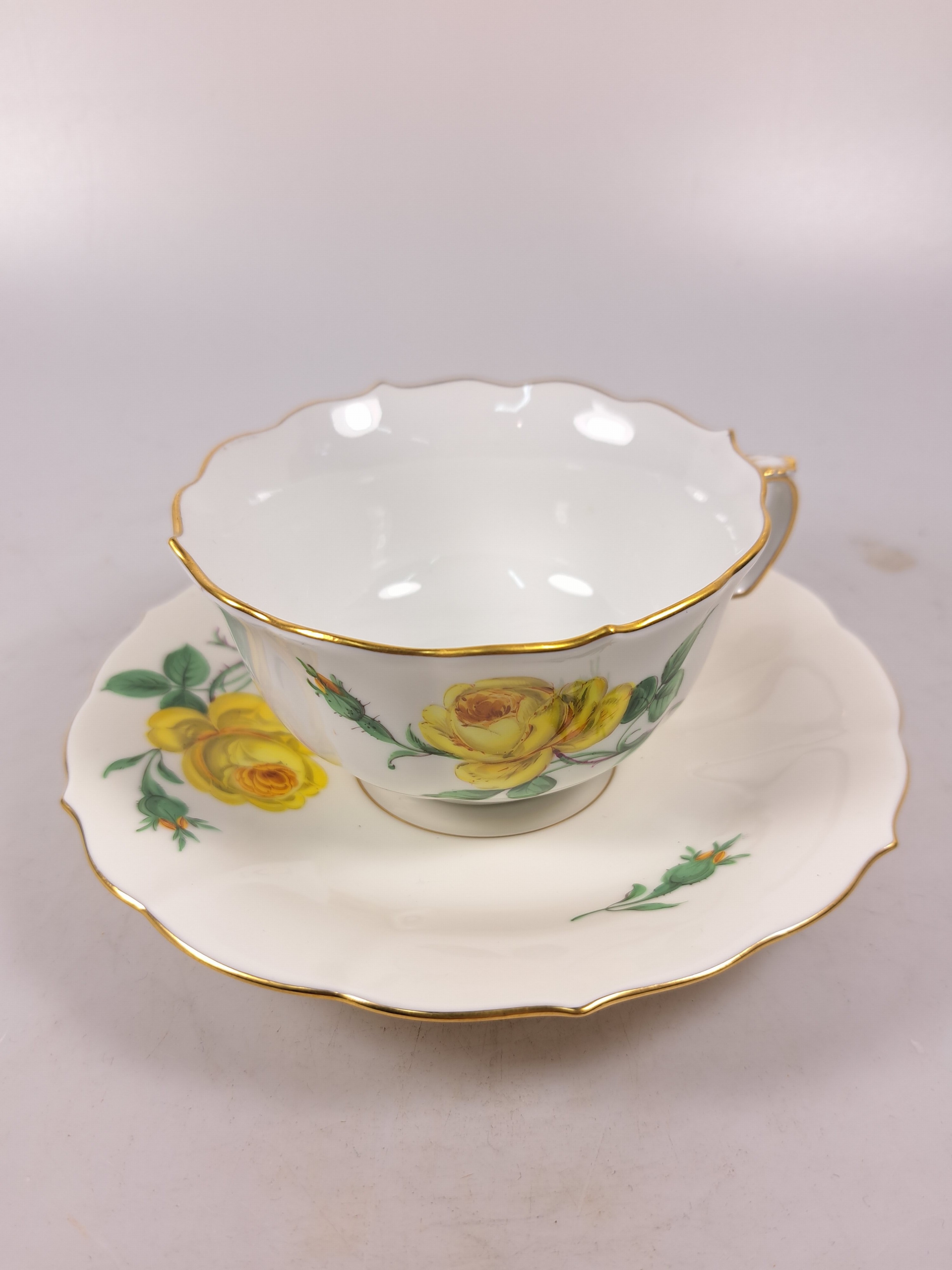 Detail h: Teeservice, Meissen, 20. Jh., 2. Wahl, gelbe Rose, Teekanne, Milchkännchen, 6 Teetassen mit Untertassen, (2 Untertassen best.), Kuchenplatte, 6 ...