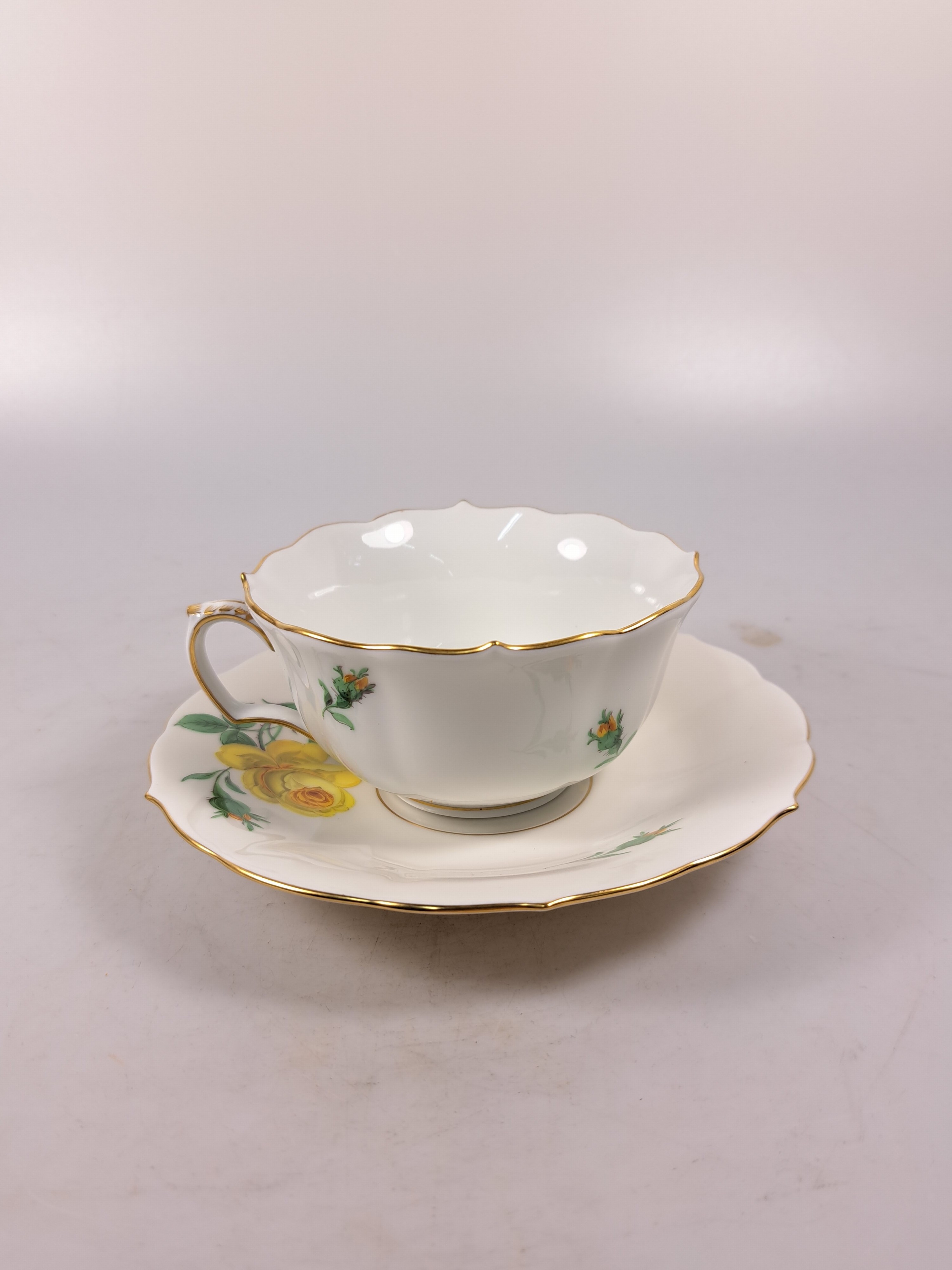 Detail i: Teeservice, Meissen, 20. Jh., 2. Wahl, gelbe Rose, Teekanne, Milchkännchen, 6 Teetassen mit Untertassen, (2 Untertassen best.), Kuchenplatte, 6 ...
