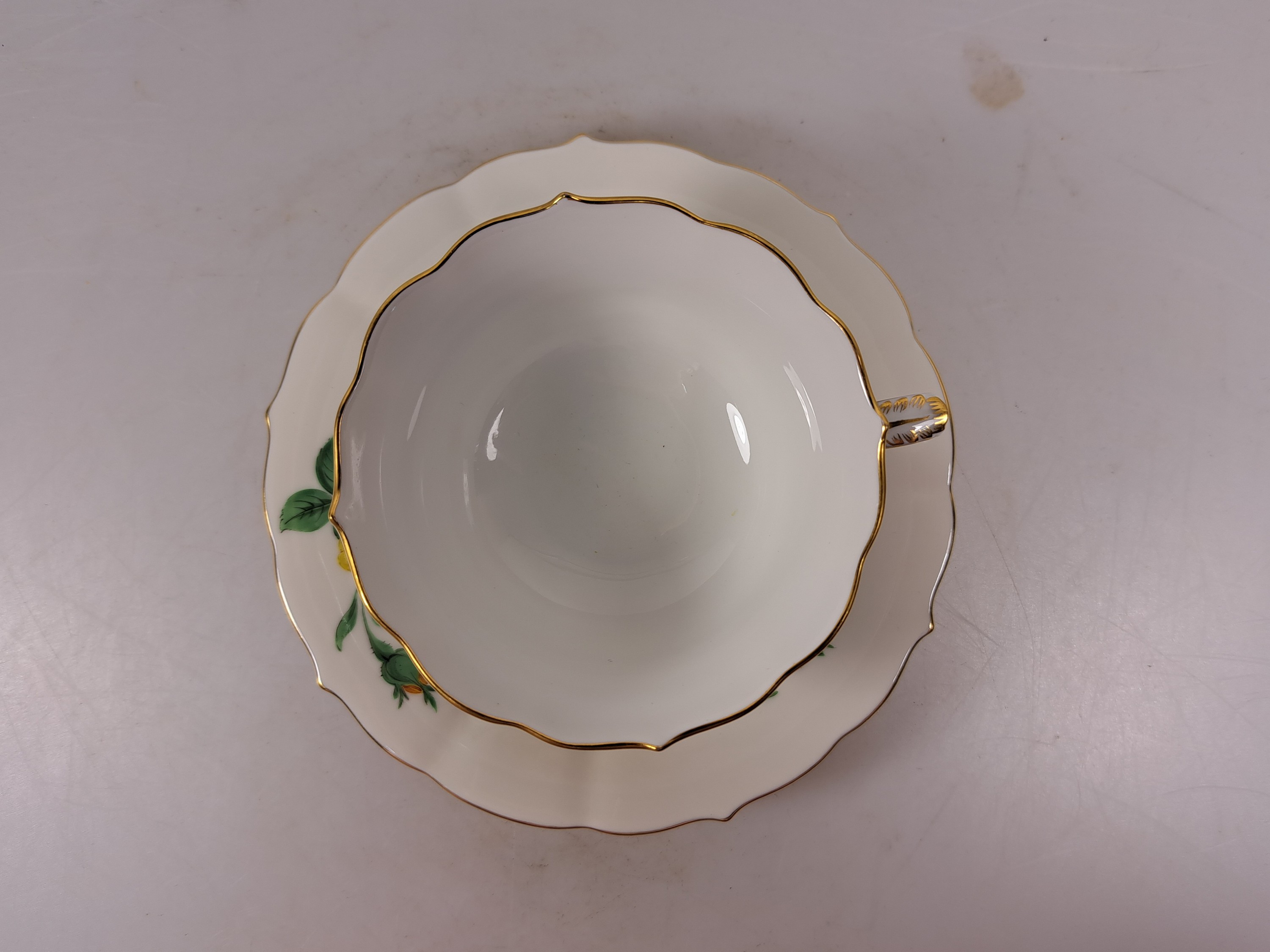 Detail j: Teeservice, Meissen, 20. Jh., 2. Wahl, gelbe Rose, Teekanne, Milchkännchen, 6 Teetassen mit Untertassen, (2 Untertassen best.), Kuchenplatte, 6 ...