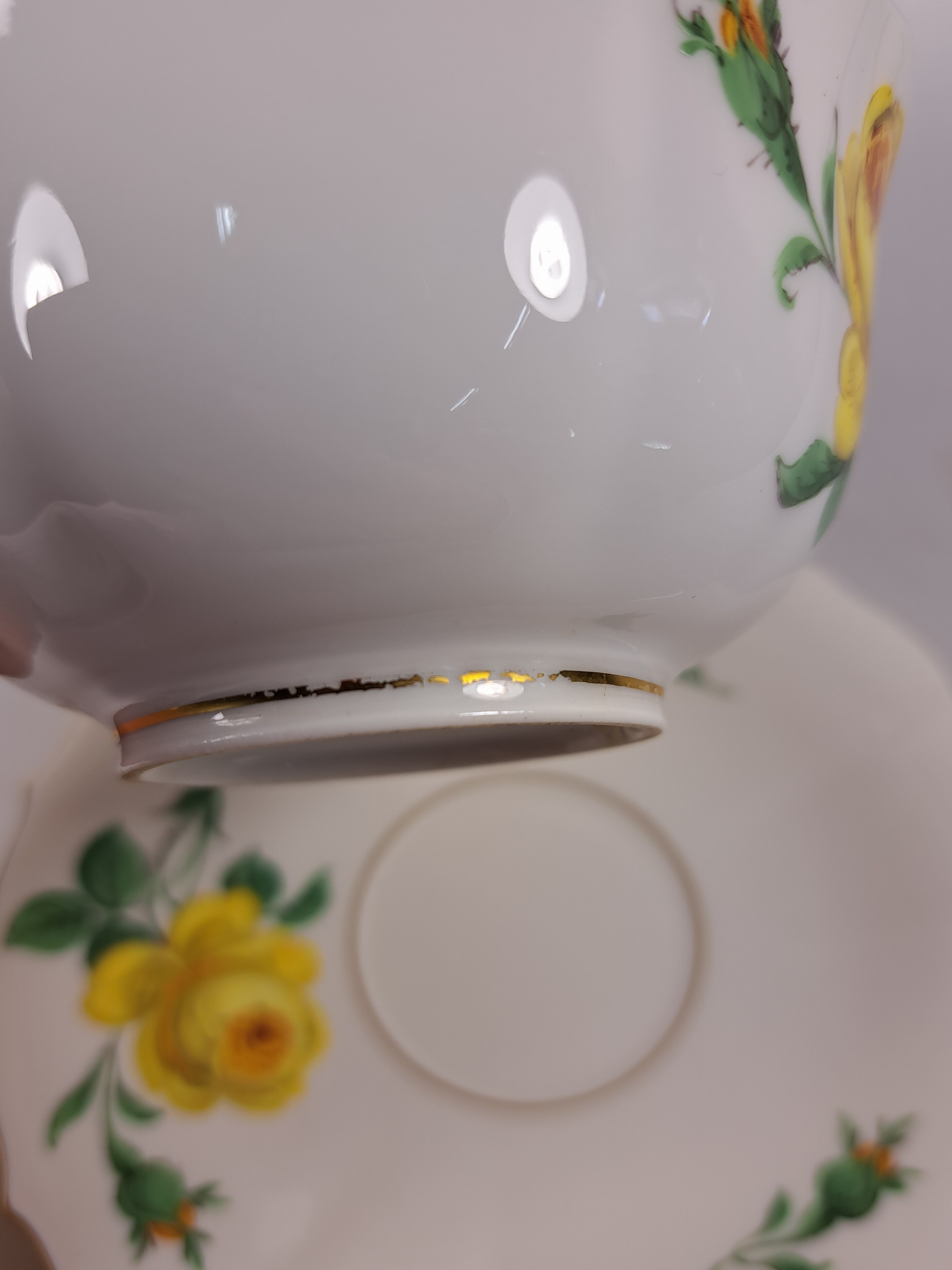 Detail k: Teeservice, Meissen, 20. Jh., 2. Wahl, gelbe Rose, Teekanne, Milchkännchen, 6 Teetassen mit Untertassen, (2 Untertassen best.), Kuchenplatte, 6 ...