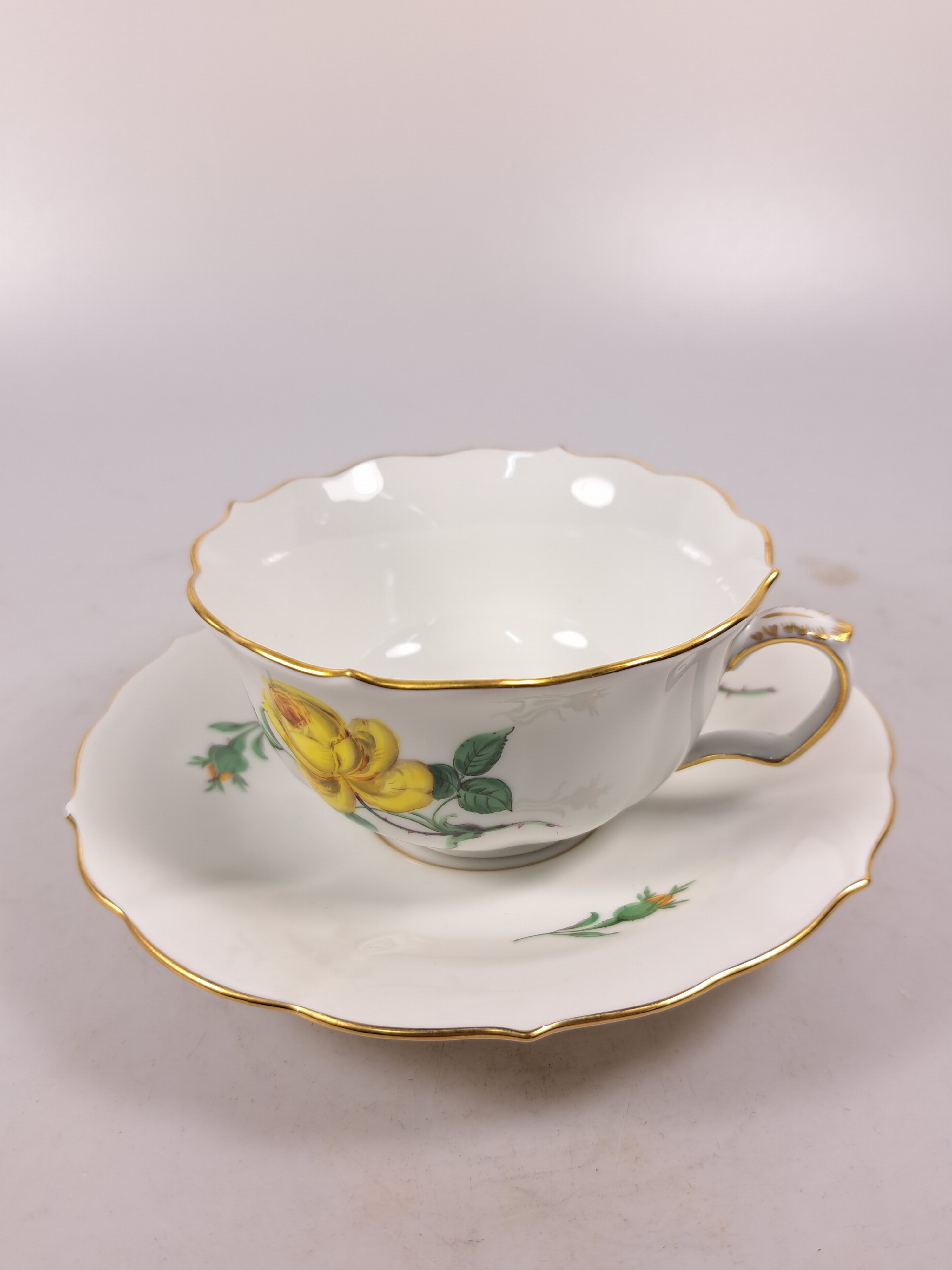 Detail l: Teeservice, Meissen, 20. Jh., 2. Wahl, gelbe Rose, Teekanne, Milchkännchen, 6 Teetassen mit Untertassen, (2 Untertassen best.), Kuchenplatte, 6 ...