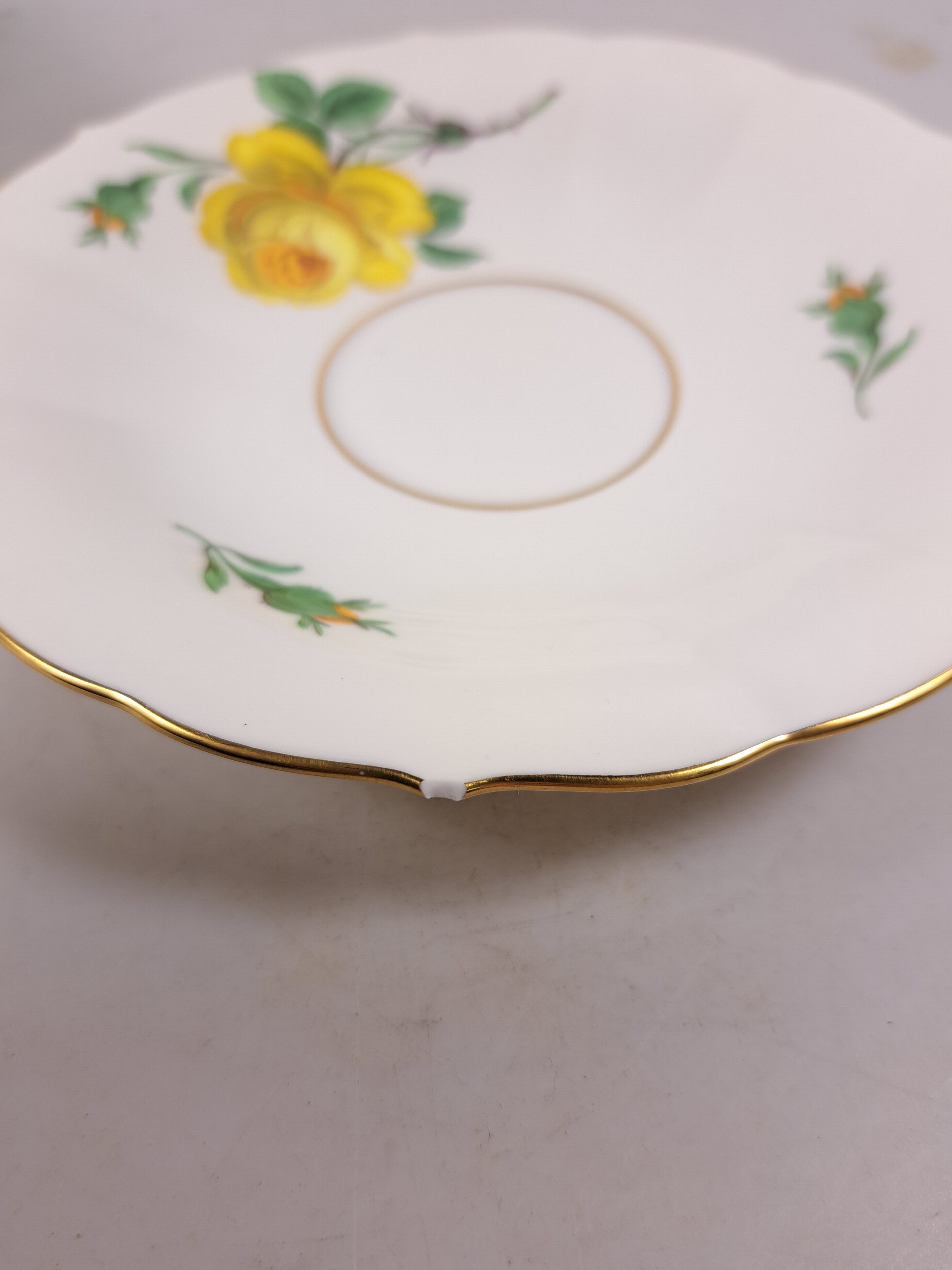 Detail m: Teeservice, Meissen, 20. Jh., 2. Wahl, gelbe Rose, Teekanne, Milchkännchen, 6 Teetassen mit Untertassen, (2 Untertassen best.), Kuchenplatte, 6 ...