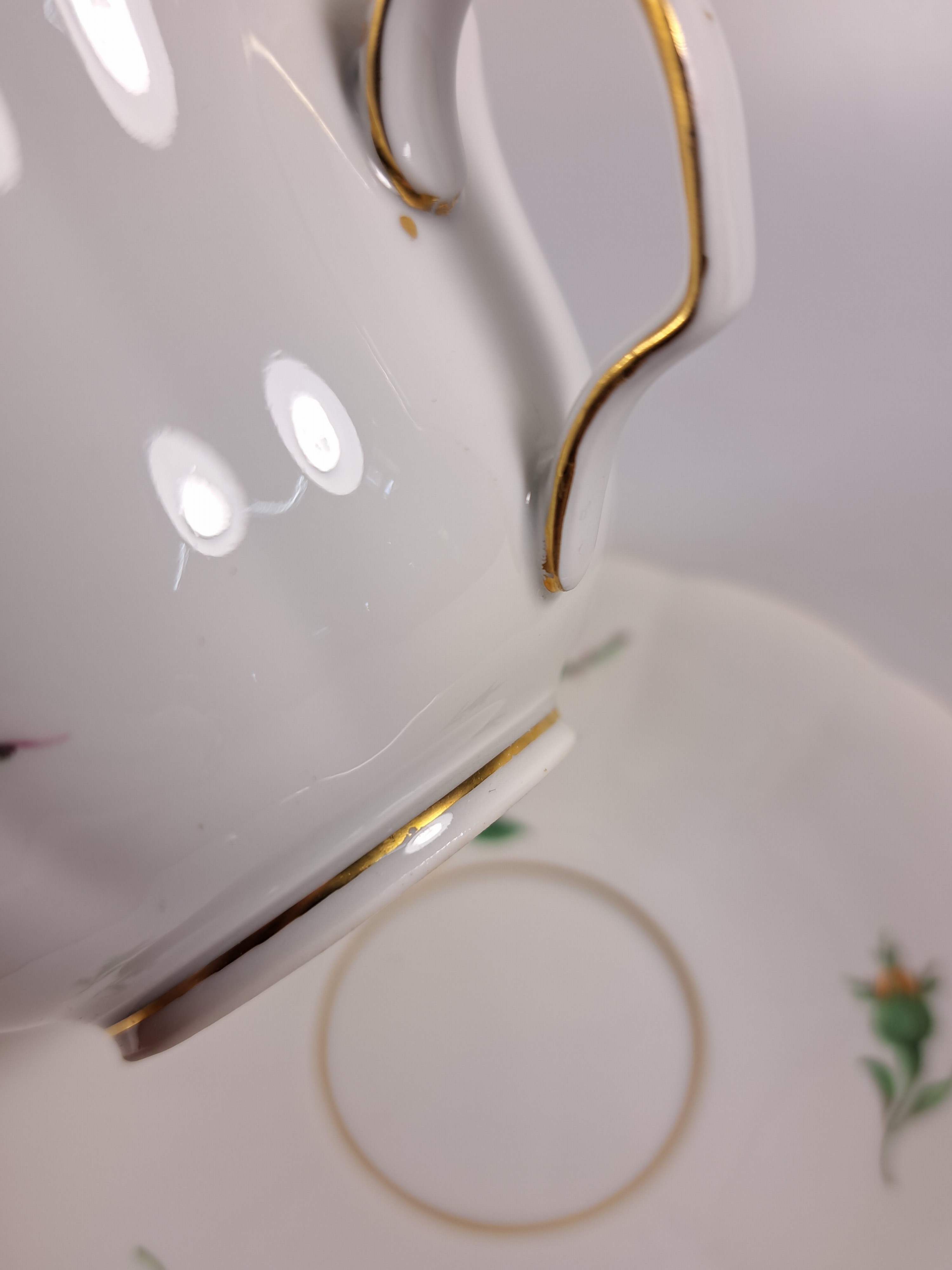 Detail n: Teeservice, Meissen, 20. Jh., 2. Wahl, gelbe Rose, Teekanne, Milchkännchen, 6 Teetassen mit Untertassen, (2 Untertassen best.), Kuchenplatte, 6 ...