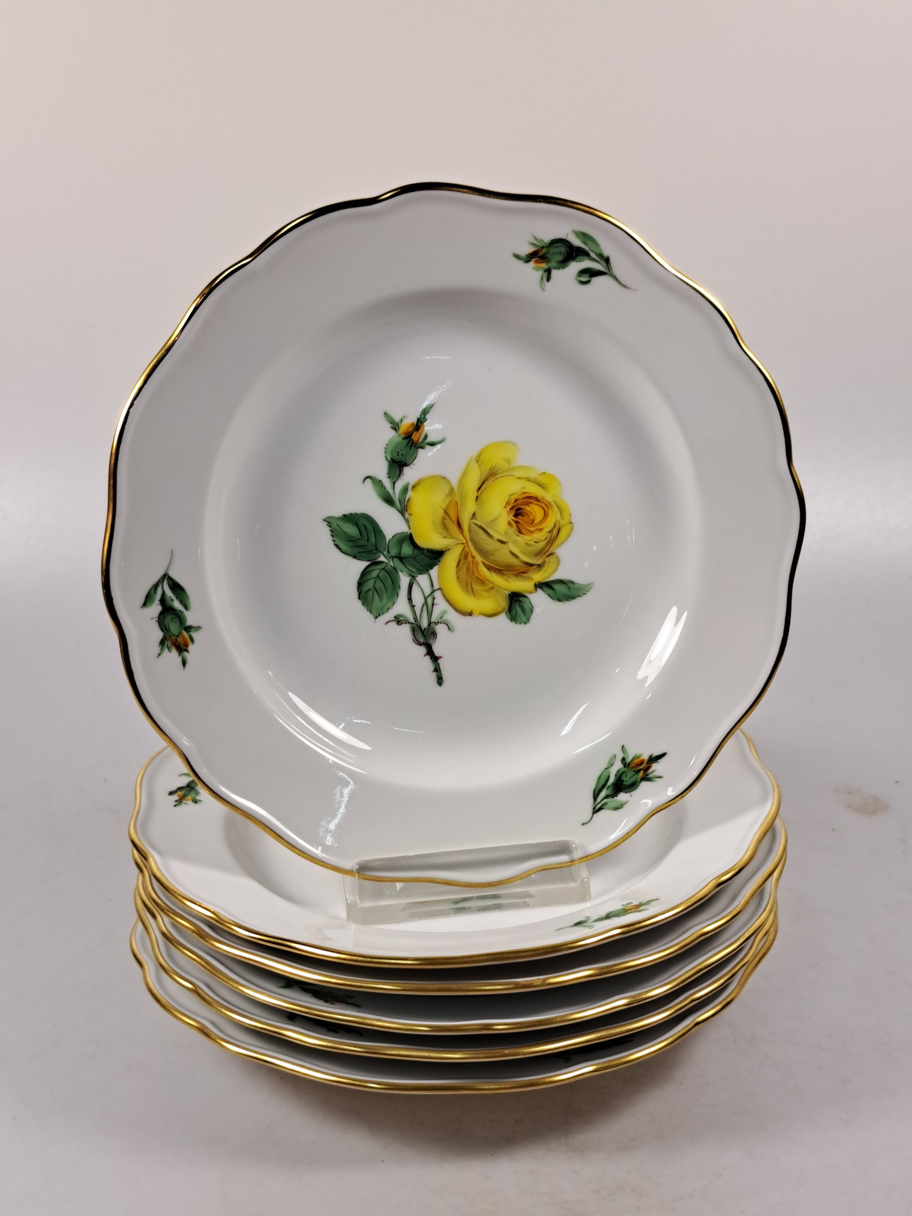 Detail o: Teeservice, Meissen, 20. Jh., 2. Wahl, gelbe Rose, Teekanne, Milchkännchen, 6 Teetassen mit Untertassen, (2 Untertassen best.), Kuchenplatte, 6 ...