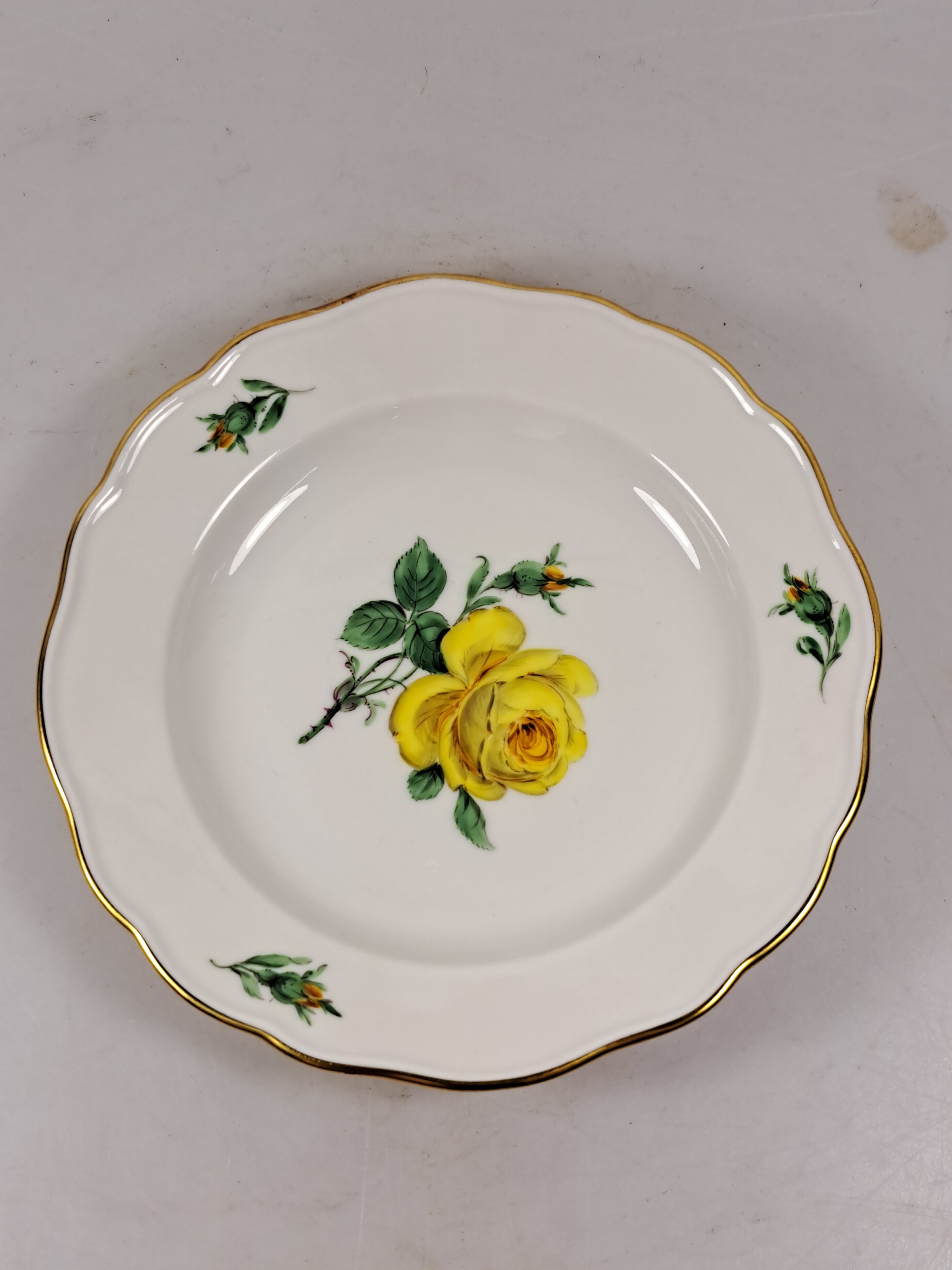 Detail p: Teeservice, Meissen, 20. Jh., 2. Wahl, gelbe Rose, Teekanne, Milchkännchen, 6 Teetassen mit Untertassen, (2 Untertassen best.), Kuchenplatte, 6 ...