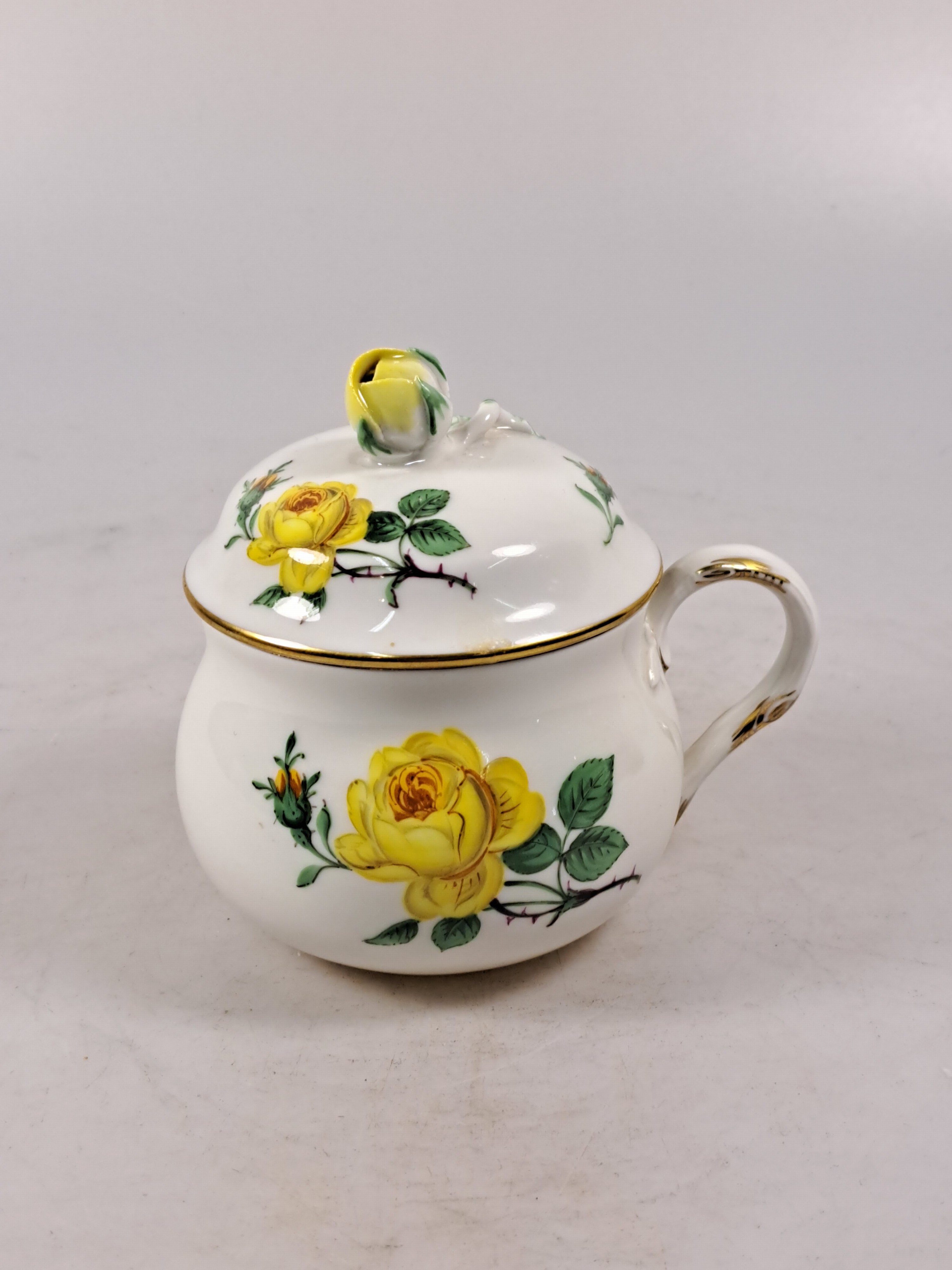 Detail r: Teeservice, Meissen, 20. Jh., 2. Wahl, gelbe Rose, Teekanne, Milchkännchen, 6 Teetassen mit Untertassen, (2 Untertassen best.), Kuchenplatte, 6 ...