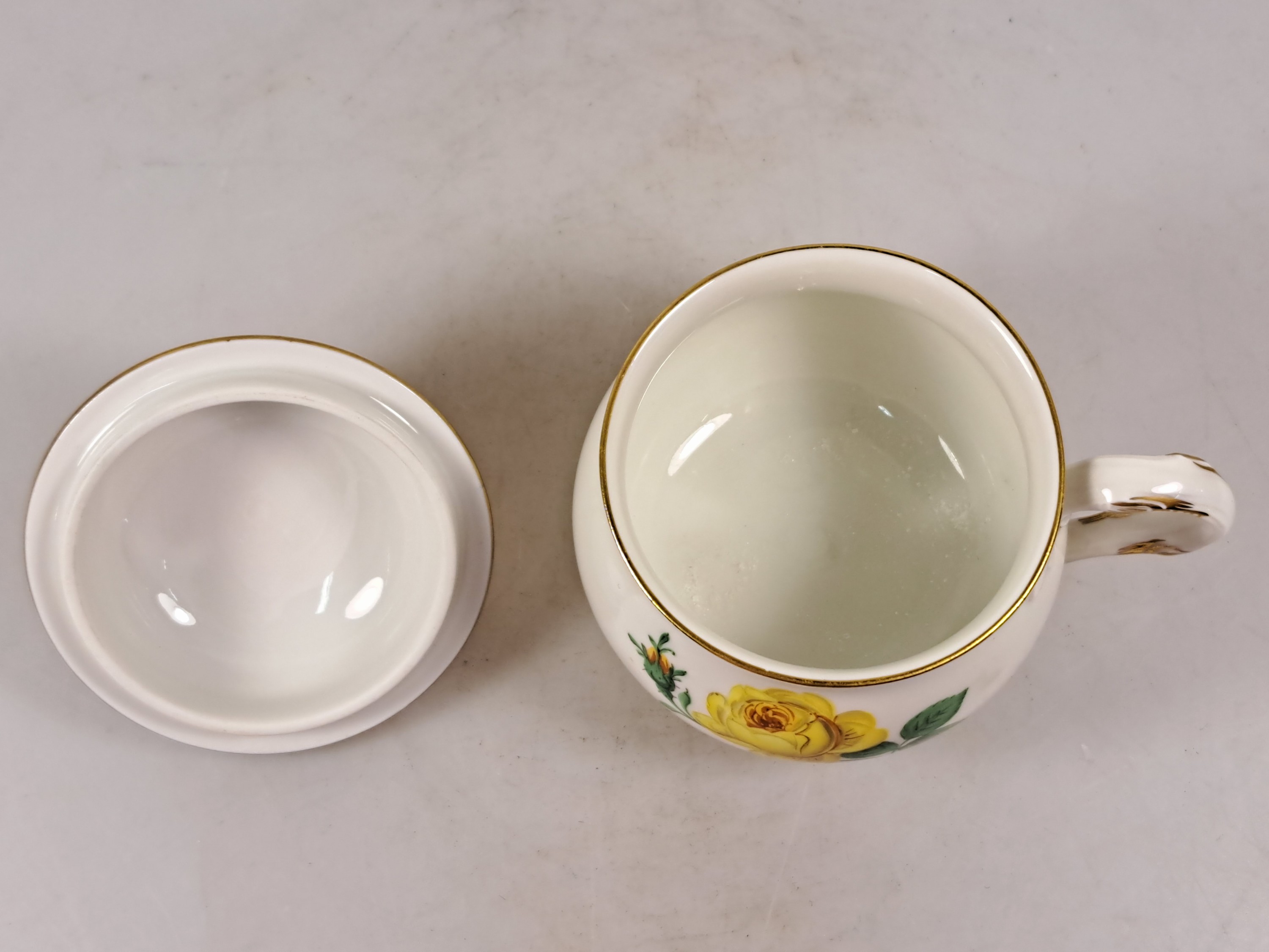 Detail s: Teeservice, Meissen, 20. Jh., 2. Wahl, gelbe Rose, Teekanne, Milchkännchen, 6 Teetassen mit Untertassen, (2 Untertassen best.), Kuchenplatte, 6 ...