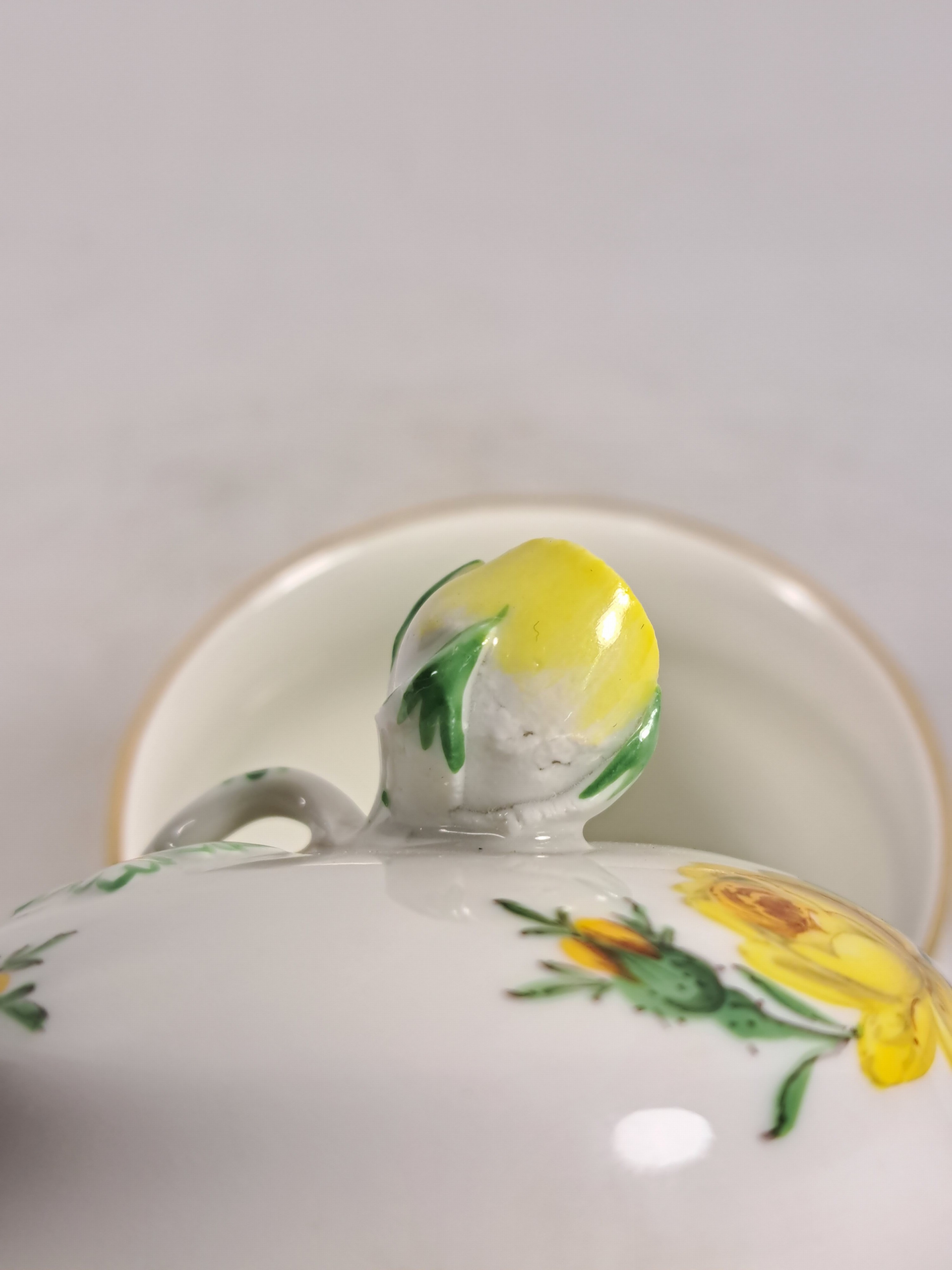 Detail t: Teeservice, Meissen, 20. Jh., 2. Wahl, gelbe Rose, Teekanne, Milchkännchen, 6 Teetassen mit Untertassen, (2 Untertassen best.), Kuchenplatte, 6 ...