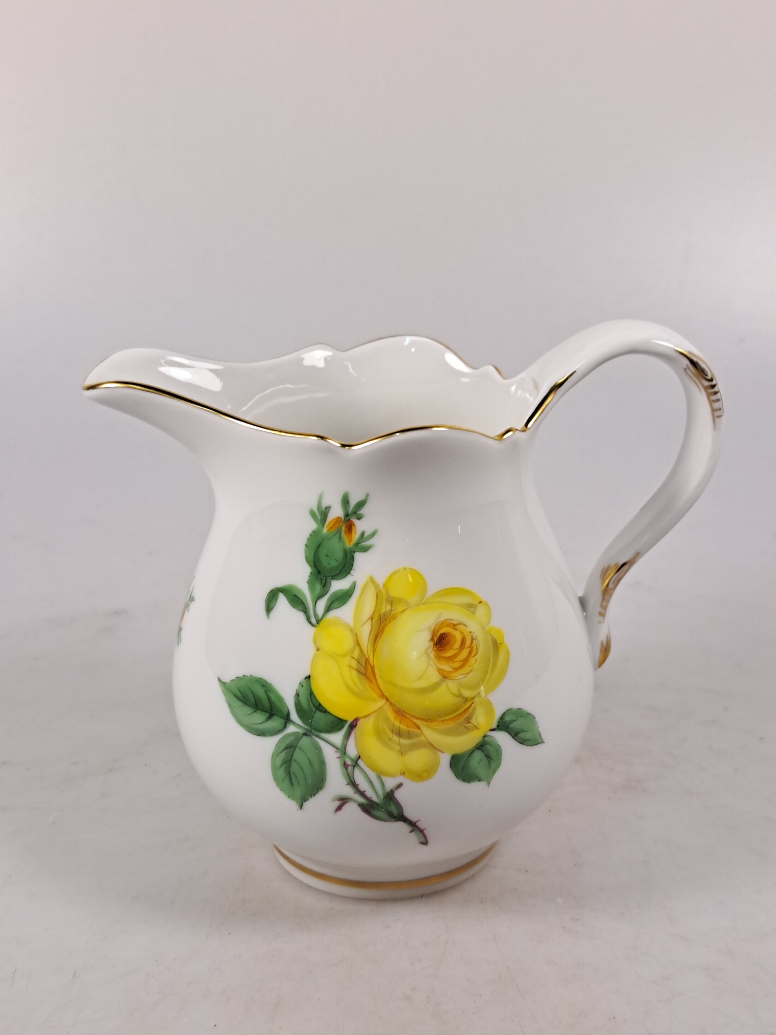 Detail u: Teeservice, Meissen, 20. Jh., 2. Wahl, gelbe Rose, Teekanne, Milchkännchen, 6 Teetassen mit Untertassen, (2 Untertassen best.), Kuchenplatte, 6 ...