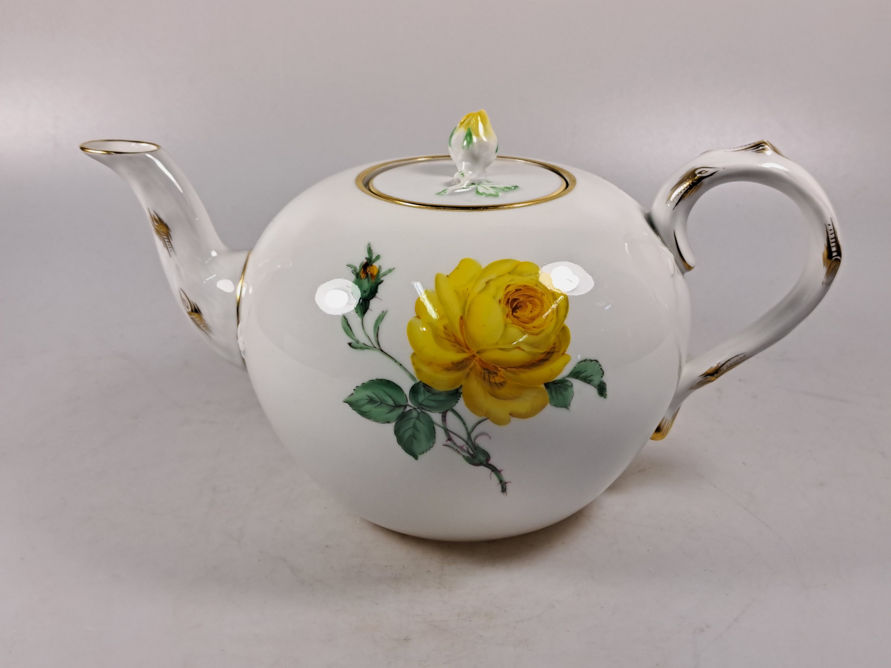 Detail v: Teeservice, Meissen, 20. Jh., 2. Wahl, gelbe Rose, Teekanne, Milchkännchen, 6 Teetassen mit Untertassen, (2 Untertassen best.), Kuchenplatte, 6 ...