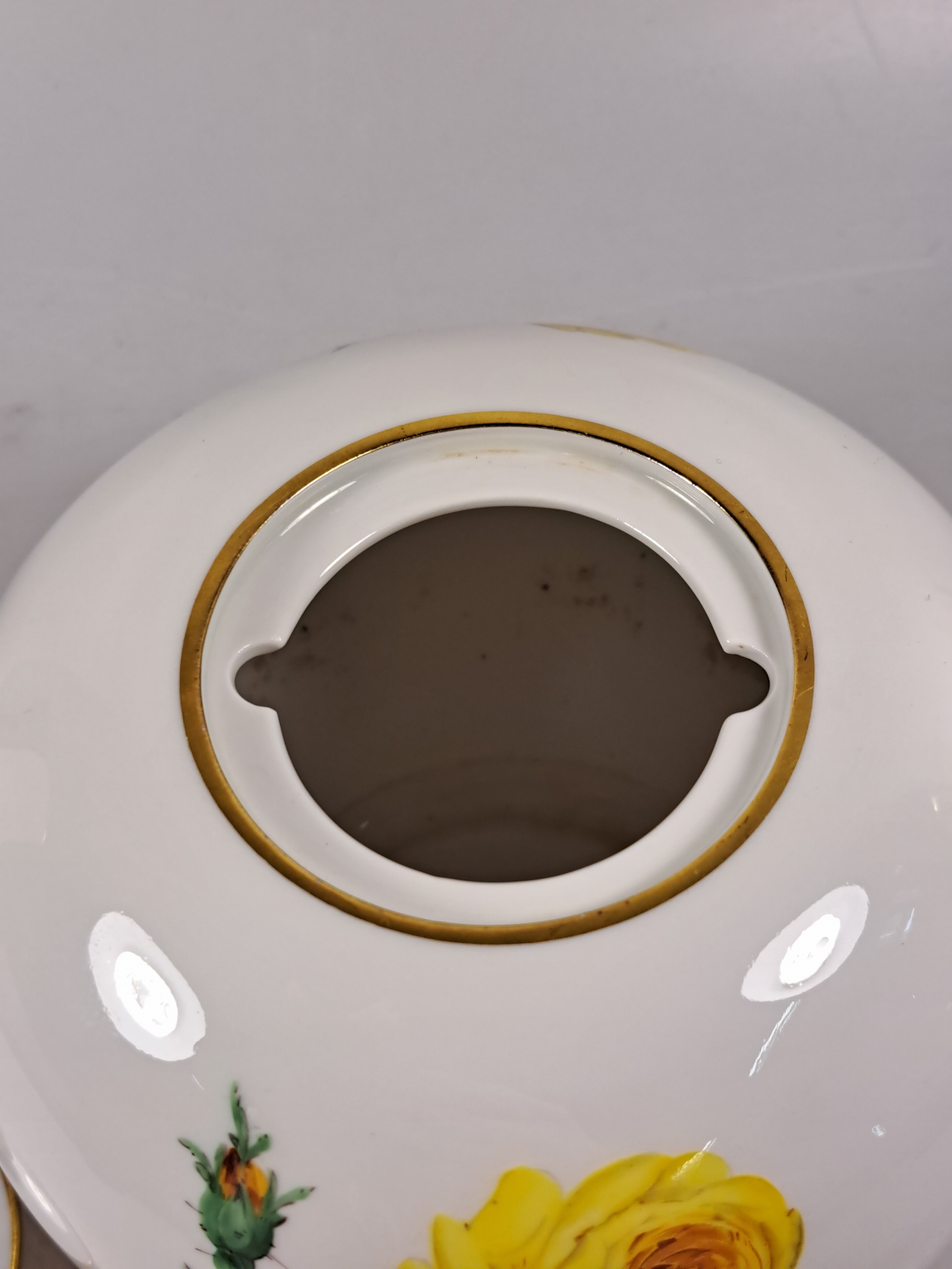 Detail w: Teeservice, Meissen, 20. Jh., 2. Wahl, gelbe Rose, Teekanne, Milchkännchen, 6 Teetassen mit Untertassen, (2 Untertassen best.), Kuchenplatte, 6 ...