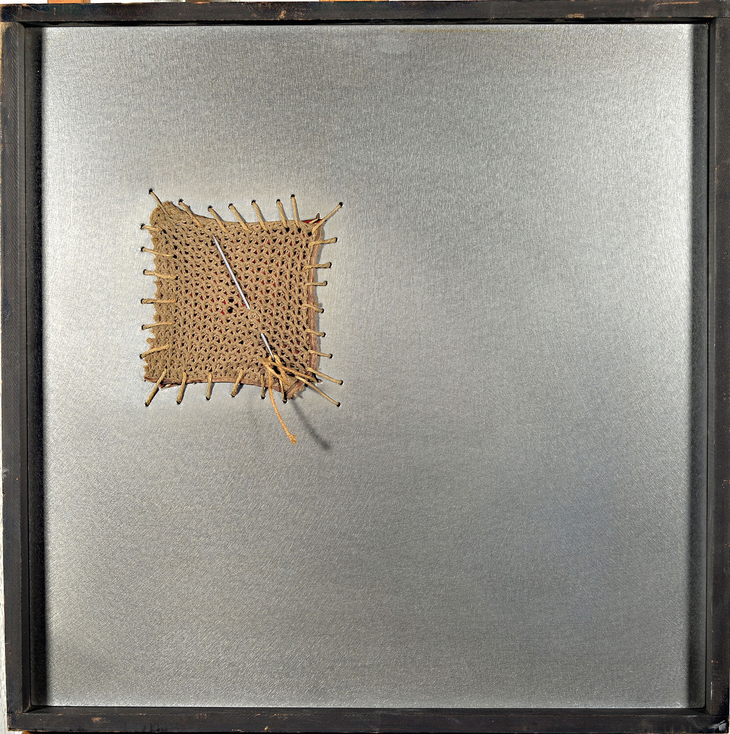 Detail k: Will Brüll, geb. 1922, Schüler von Josef Beuys, Edelstahlskulptur im Rahmen, Alles im Leben kann in Ordnung gebracht werden, sign., dat. 1973/74, ...