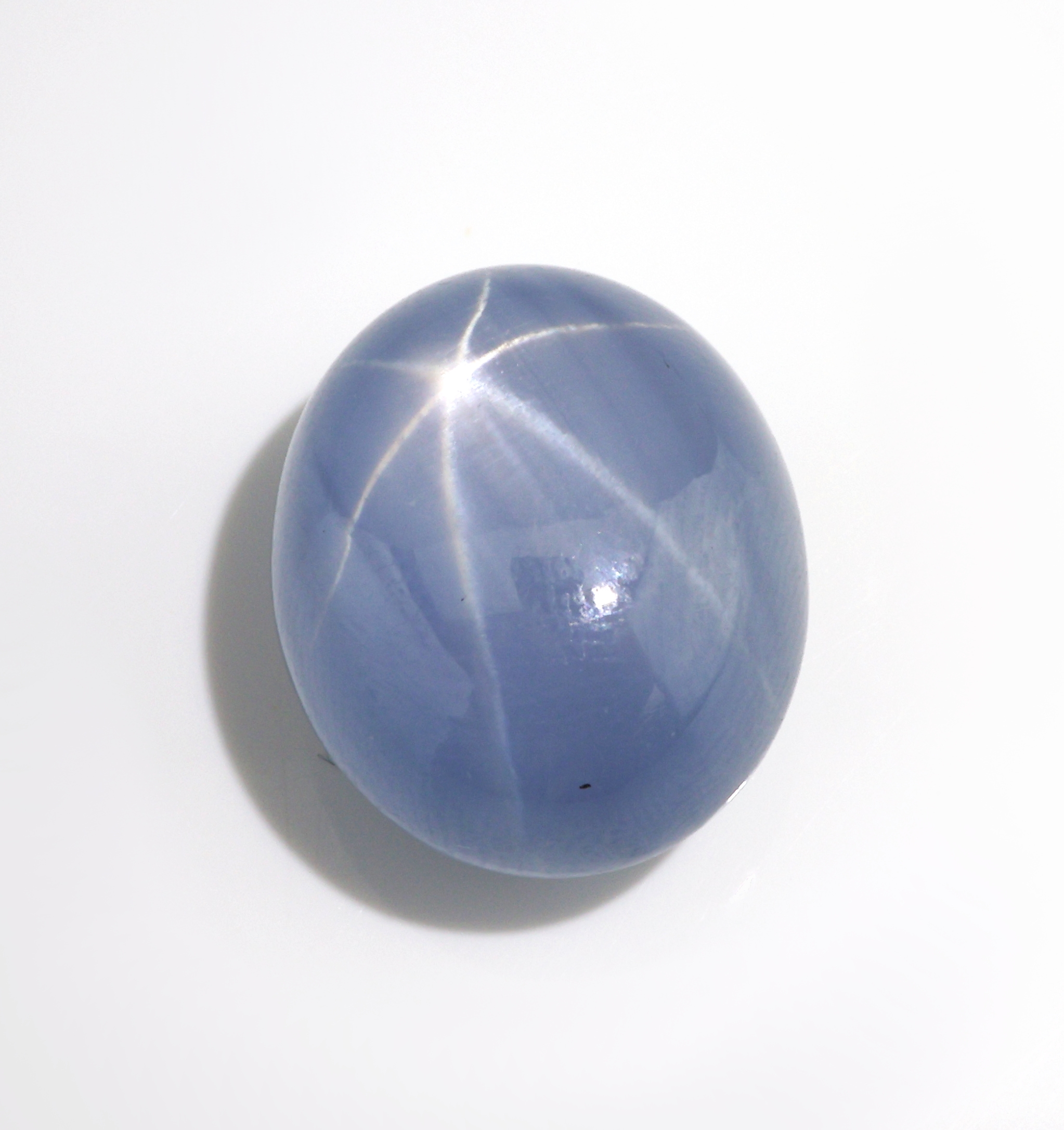 Detail d: Loser Sternsaphir, ca. 34.89 ct, ovaler Cabochon
