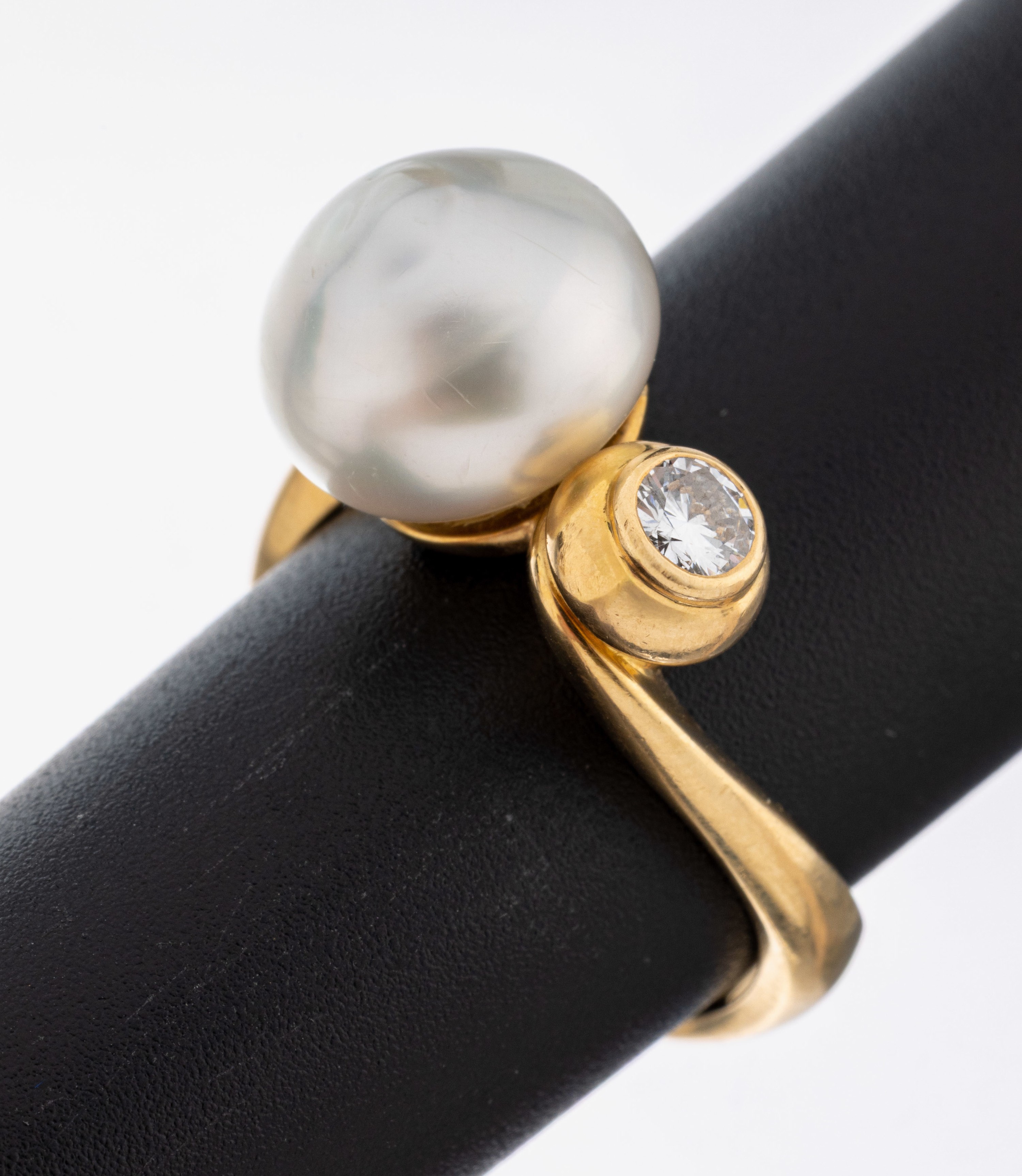 Image 27079971 - 18 kt Gold Brillant-Perl-Ring, GG 750/000, Ringschiene in sich geschwungen, 1 Brillant ...