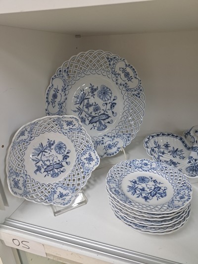 27079934a - 9tlg. Dessertset und eine Anbietschale, Meissen 20. Jh., Zwiebelmuster, große runde ...