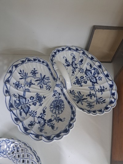 27079934c - 9tlg. Dessertset und eine Anbietschale, Meissen 20. Jh., Zwiebelmuster, große runde ...