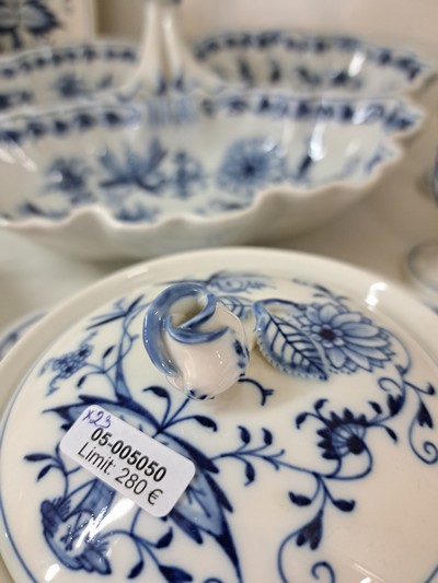 27079936c - Kaffeeservice mit Zubehör, Meissen, Zwiebelmuster, 19./20. Jh., Kaffeekanne Blume ...