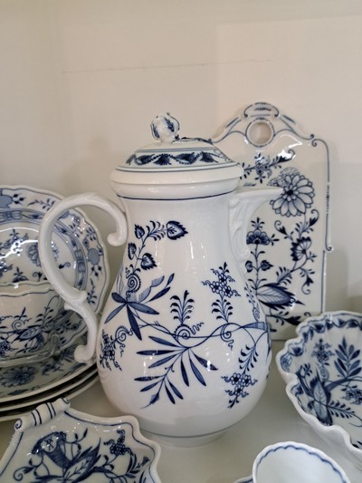 27079936f - Kaffeeservice mit Zubehör, Meissen, Zwiebelmuster, 19./20. Jh., Kaffeekanne Blume ...