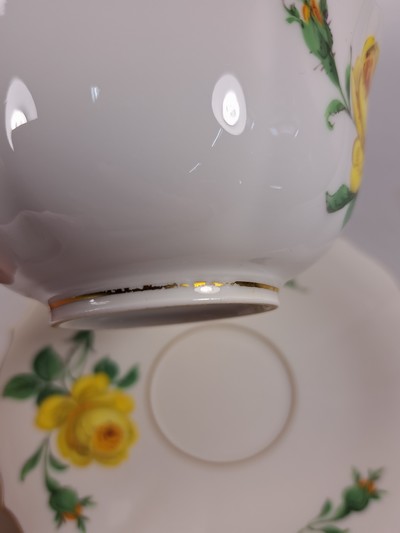 27079952k - Teeservice, Meissen, 20. Jh., 2. Wahl, gelbe Rose, Teekanne, Milchkännchen, 6 Teetassen ...