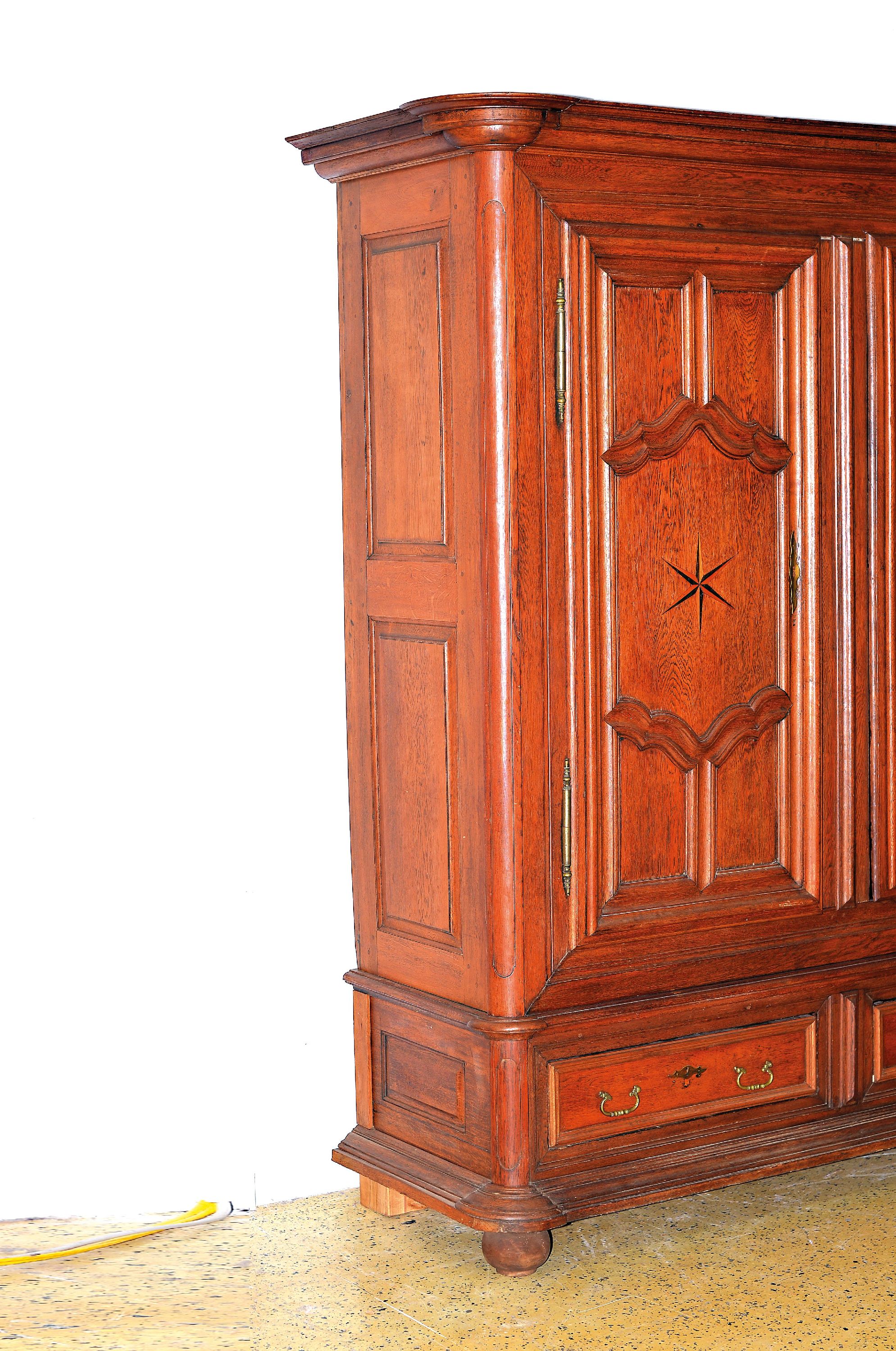 Detail a: Großer Dielenschrank, wohl Elsass/Pfalz, um 1770/80, Eiche massiv, zweitürig, zwei orig. Sockelschubladen, Sternintarsien in Ahorn und Pflaume, ...