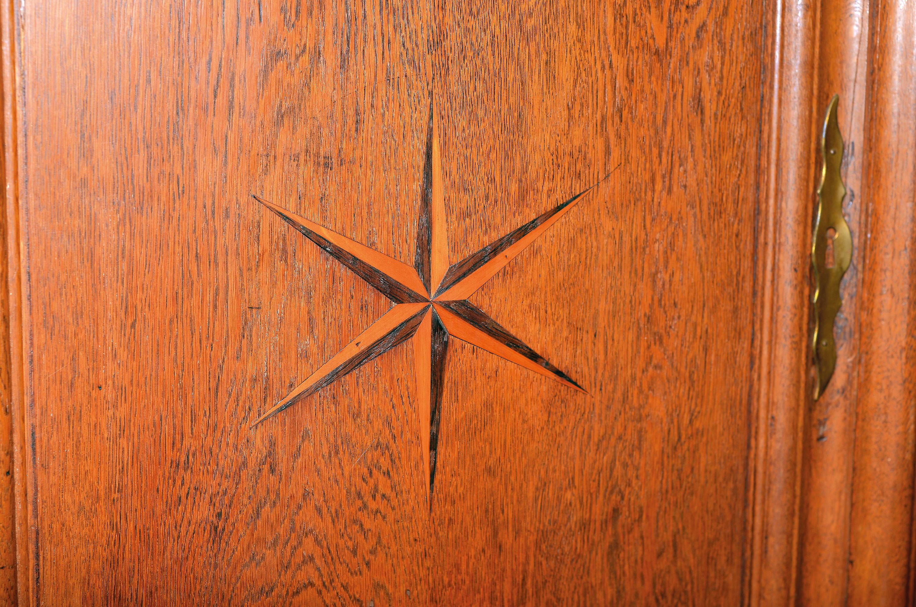 Detail b: Großer Dielenschrank, wohl Elsass/Pfalz, um 1770/80, Eiche massiv, zweitürig, zwei orig. Sockelschubladen, Sternintarsien in Ahorn und Pflaume, ...