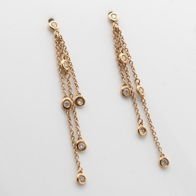 27080089a - Paar Ohrgehänge mit Brillanten, RG 750/000, 3-reihige Kettenabhängung m. Brill. zus. ...