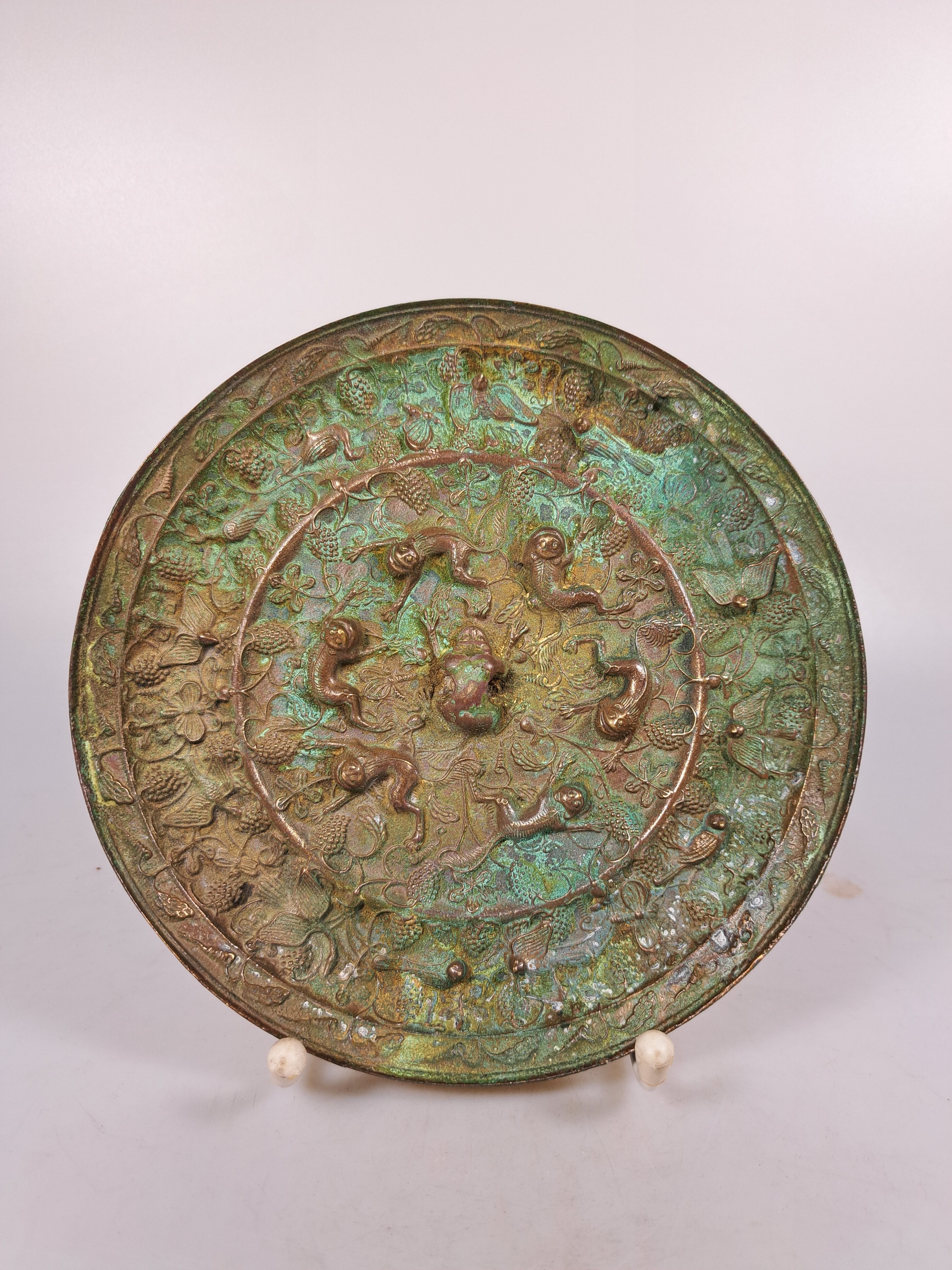 Detail a: Bronzespiegel, im Stil der Han-Dynastie, reliefiert mit Traubendekor und Tieren, D. ca. 19 cm