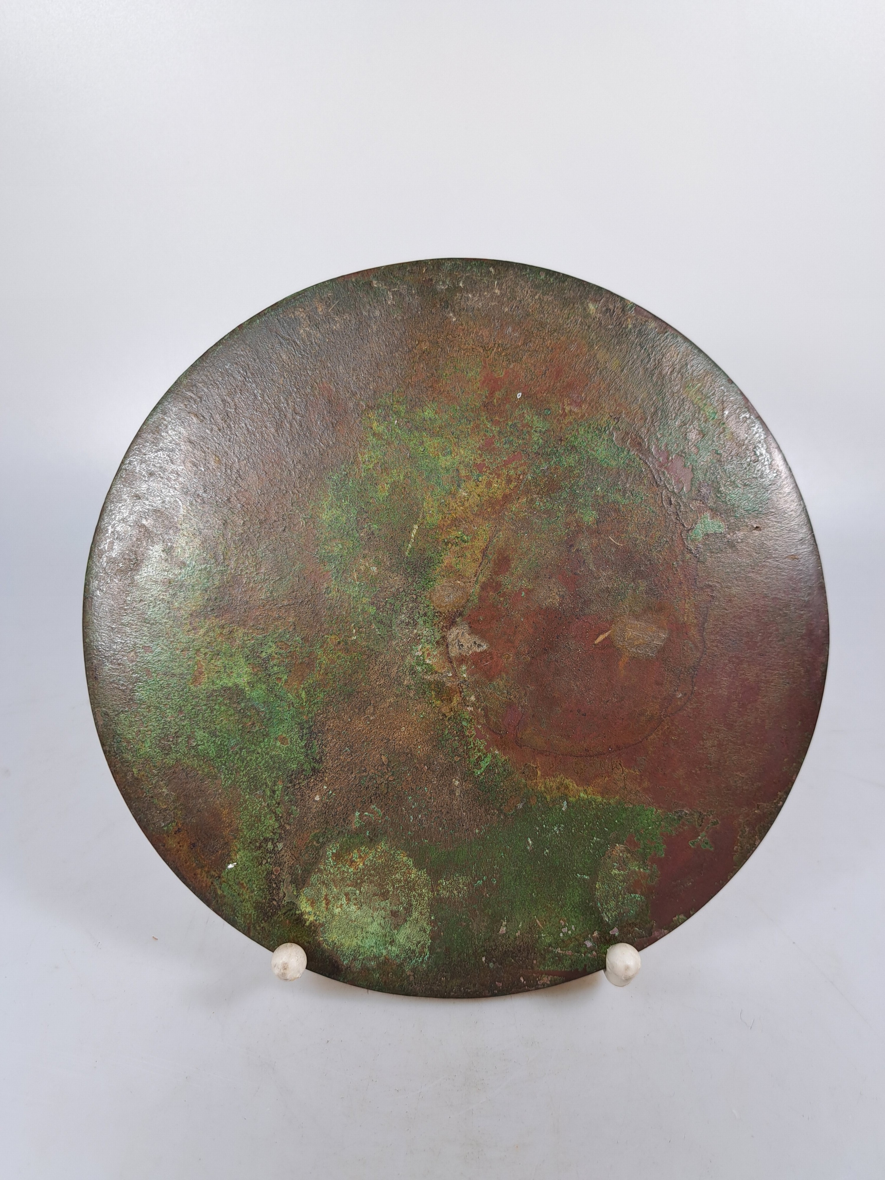 Detail e: Bronzespiegel, im Stil der Han-Dynastie, reliefiert mit Traubendekor und Tieren, D. ca. 19 cm
