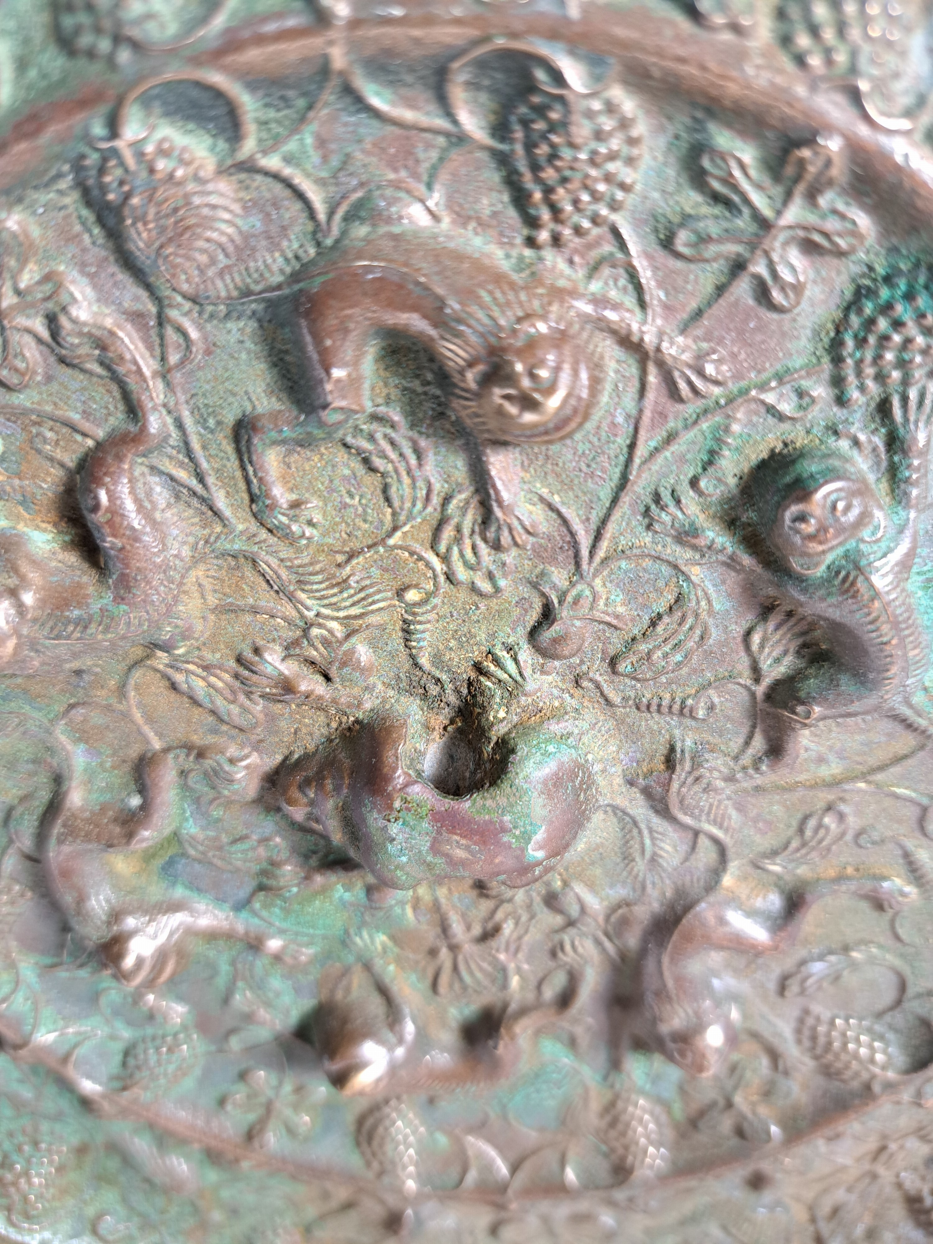 Detail f: Bronzespiegel, im Stil der Han-Dynastie, reliefiert mit Traubendekor und Tieren, D. ca. 19 cm