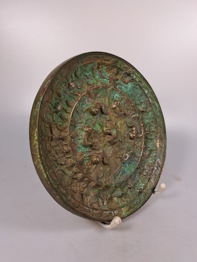 27080251c - Bronzespiegel, im Stil der Han-Dynastie, reliefiert mit Traubendekor und Tieren, D. ca. ...