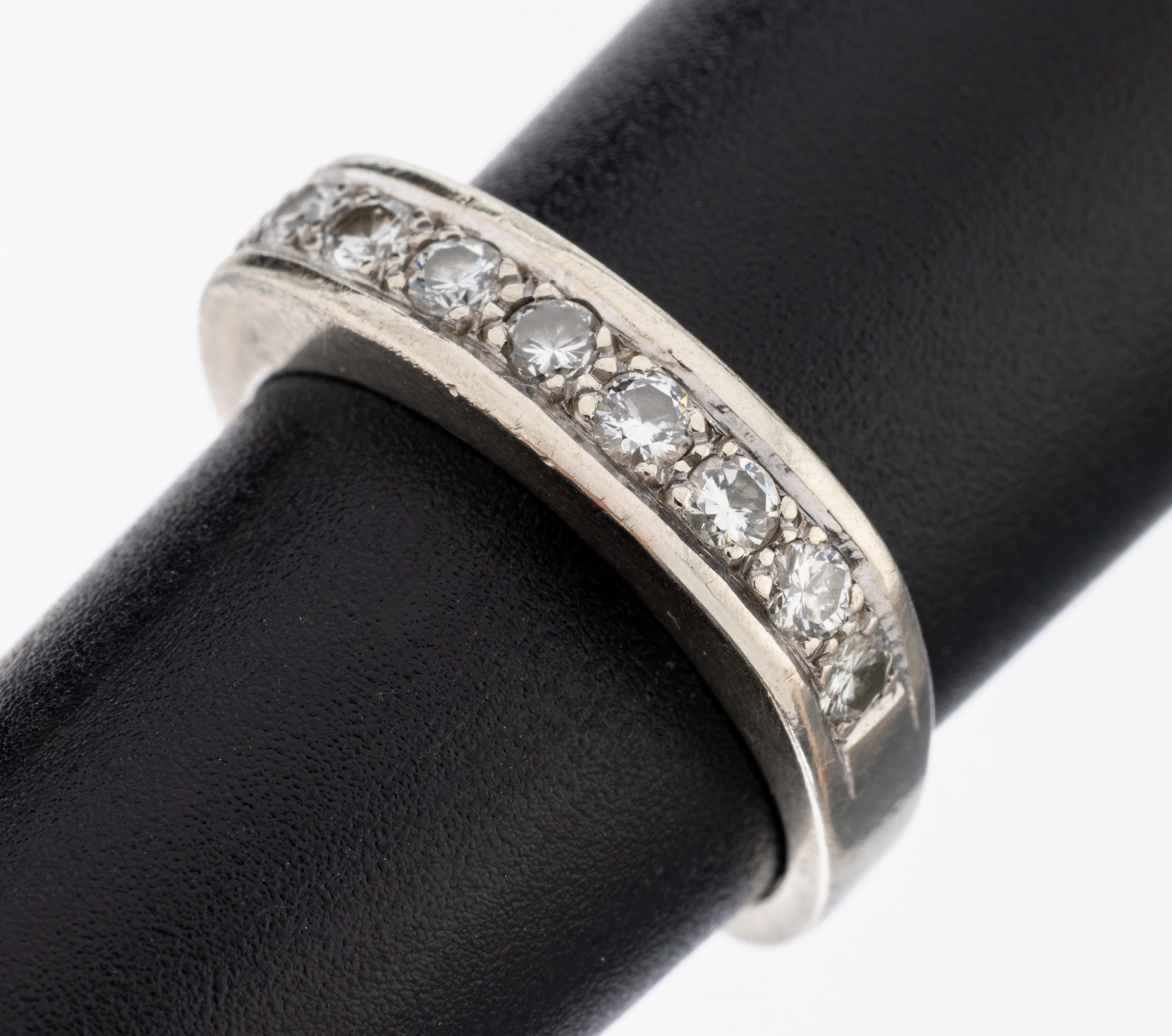 Image 27080806 - 14 kt Gold Brillant-Ring, WG 585/000, 9 Brillanten zus. ca. 0.36 ct Weiß/si, RW 51, ...
