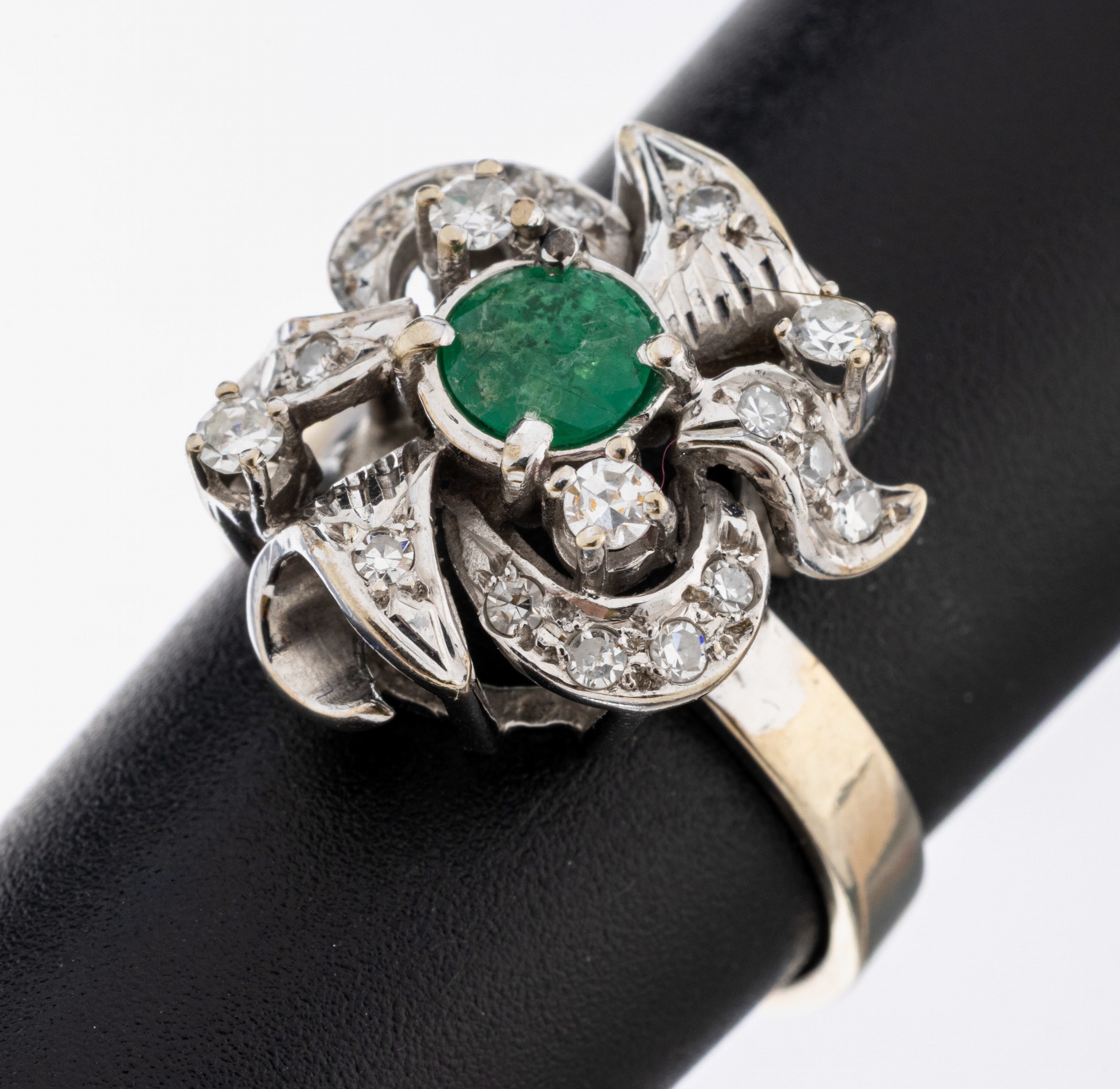 Image 27080900 - 14 kt Gold Smaragd-Diamant-Ring, WG 585/000, mittig rundfacett. Smaragd ca. 0.25 ct, 20 ...