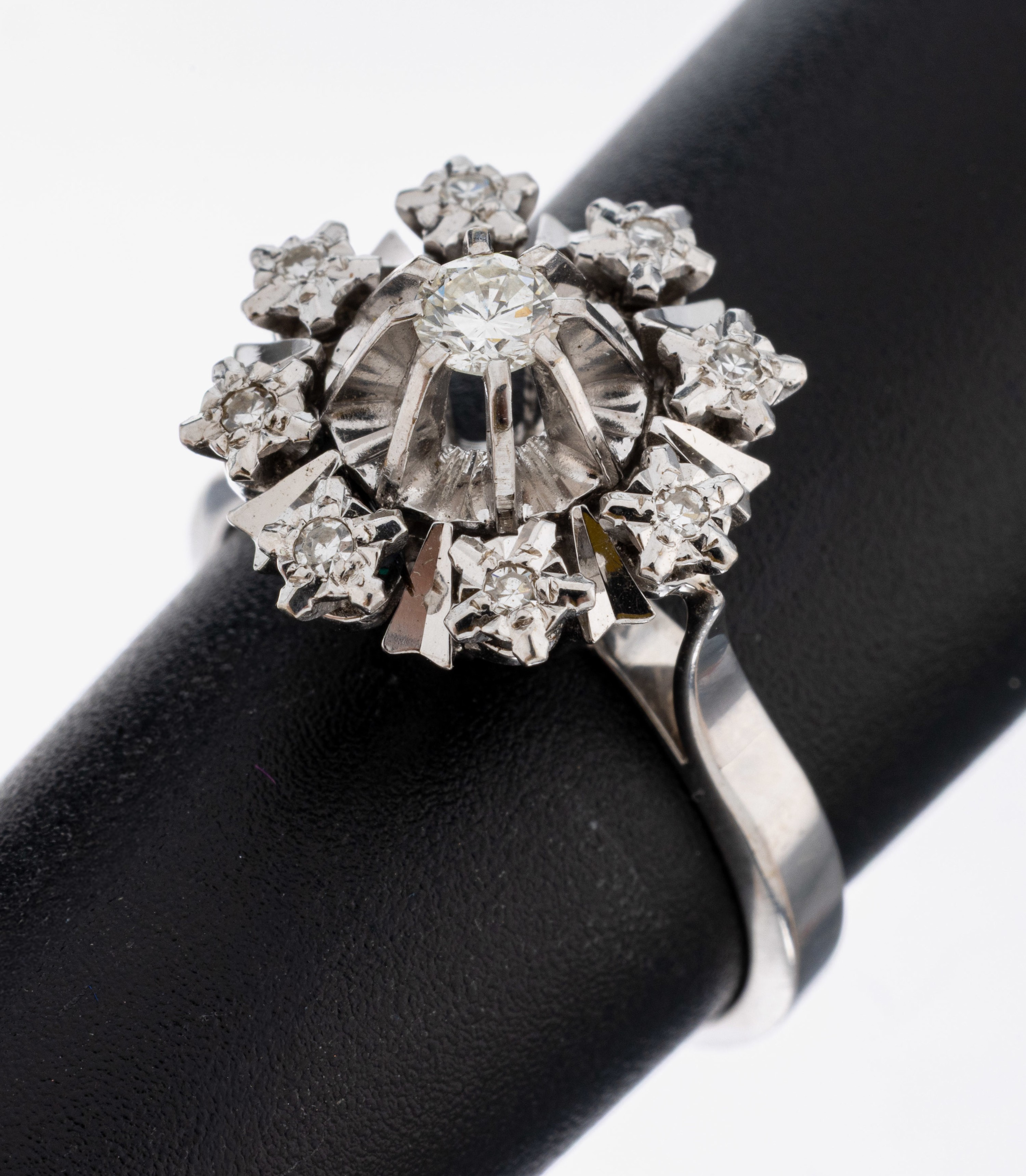 Image 27080901 - 18 kt Gold Diamant-Ring, WG 750/000, Ringkopf stil. Schneeflocke, mittig Brillant ca. ...