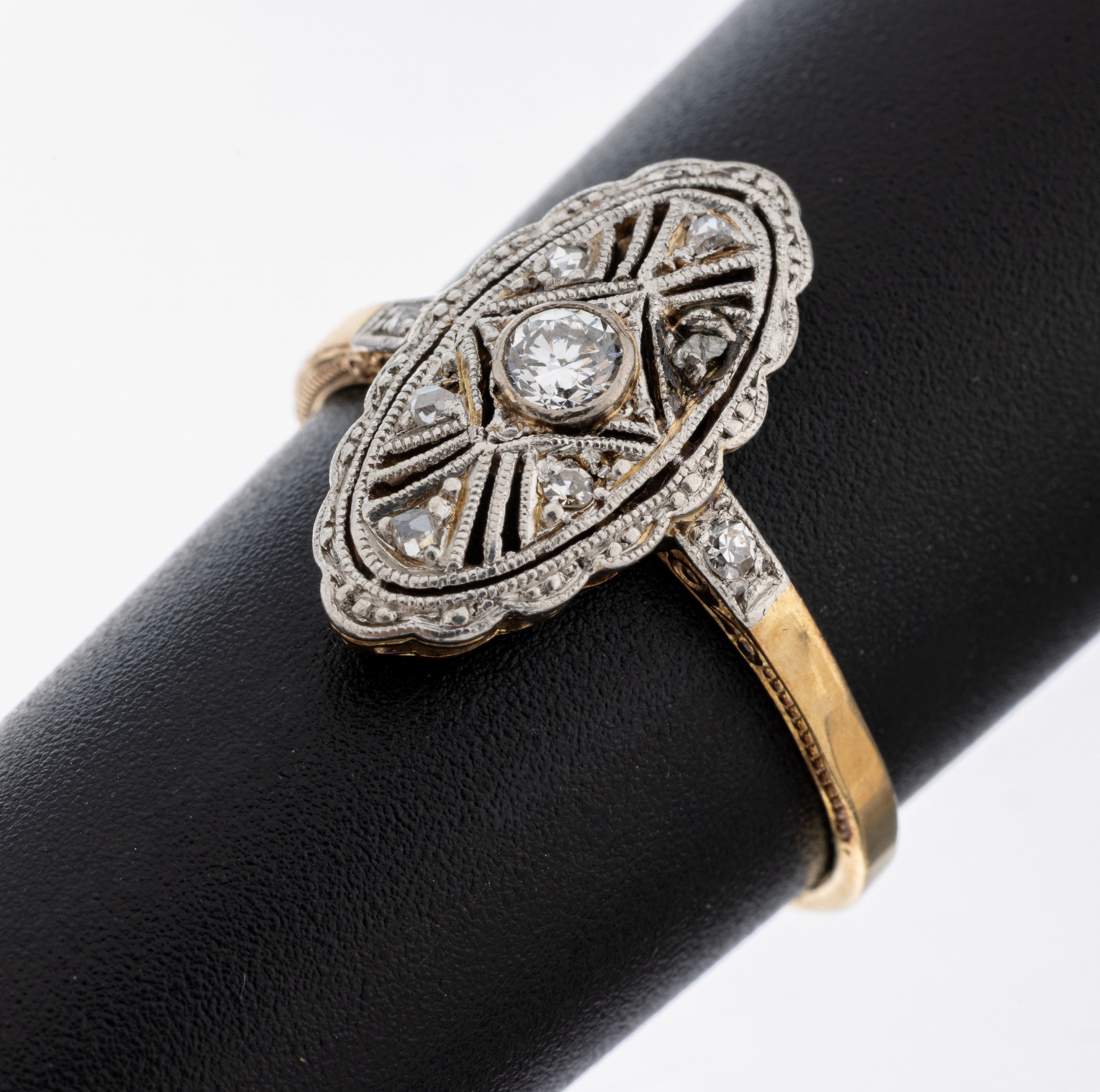 Image 27081295 - 14 kt Gold Art Deco Diamant-Ring, um 1930, GG/WG 585/000, ovaler Ringkopf durchbrochen ...