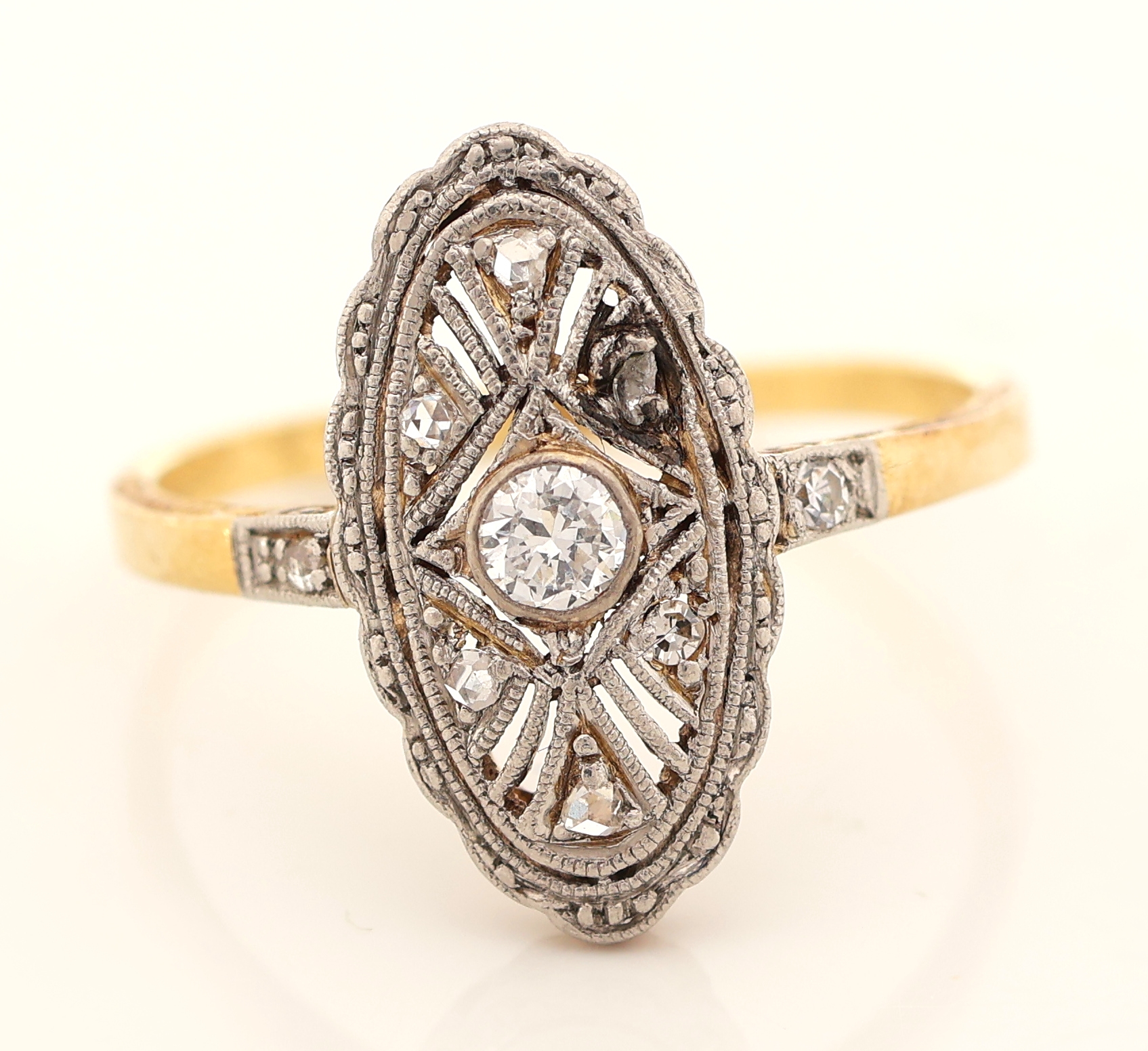 Detail a: 14 kt Gold Art Deco Diamant-Ring, um 1930, GG/WG 585/000, ovaler Ringkopf durchbrochen gearbeitet, Millegriffverz., Altschliffdiamanten zus. ca. ...