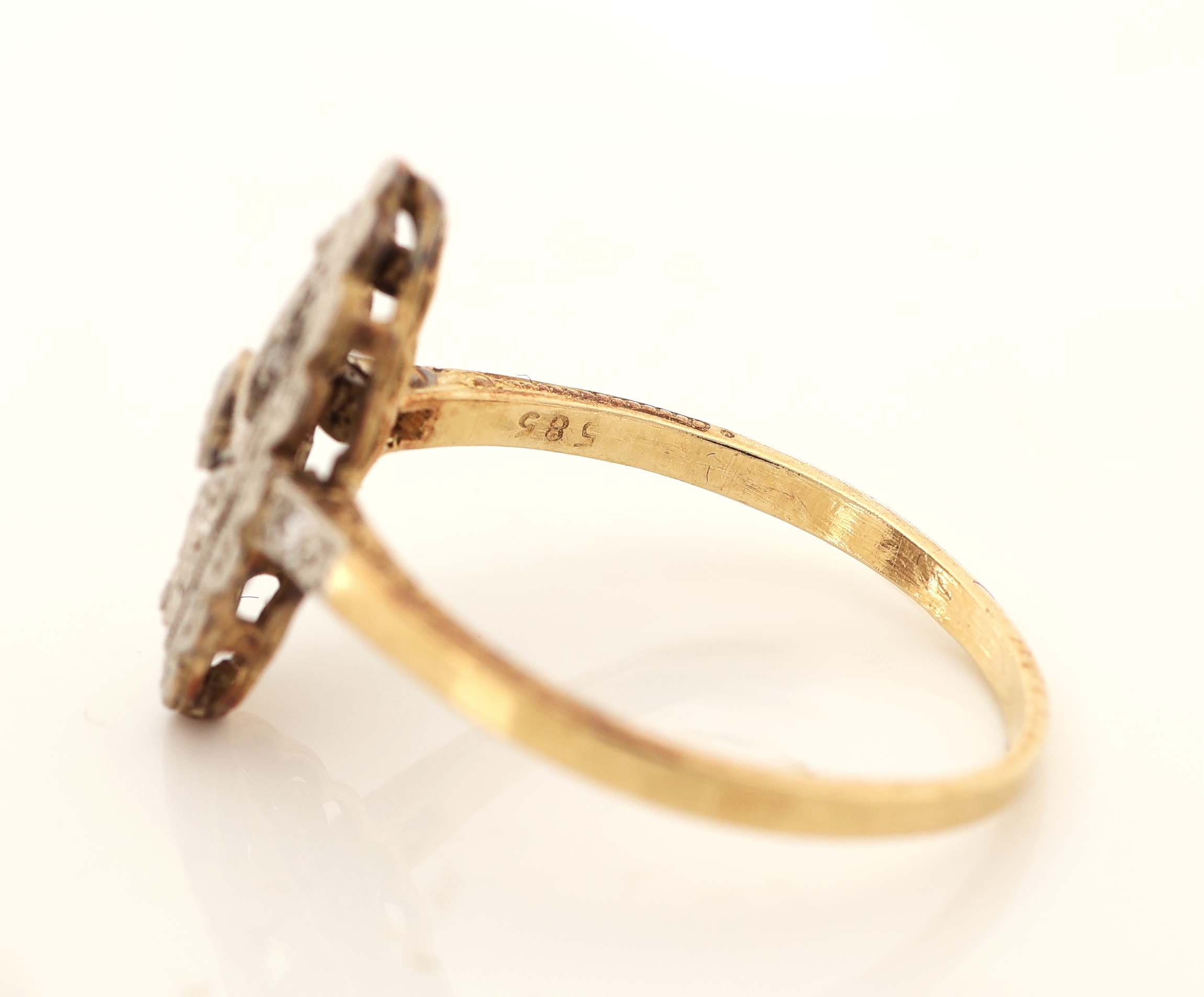 Detail c: 14 kt Gold Art Deco Diamant-Ring, um 1930, GG/WG 585/000, ovaler Ringkopf durchbrochen gearbeitet, Millegriffverz., Altschliffdiamanten zus. ca. ...