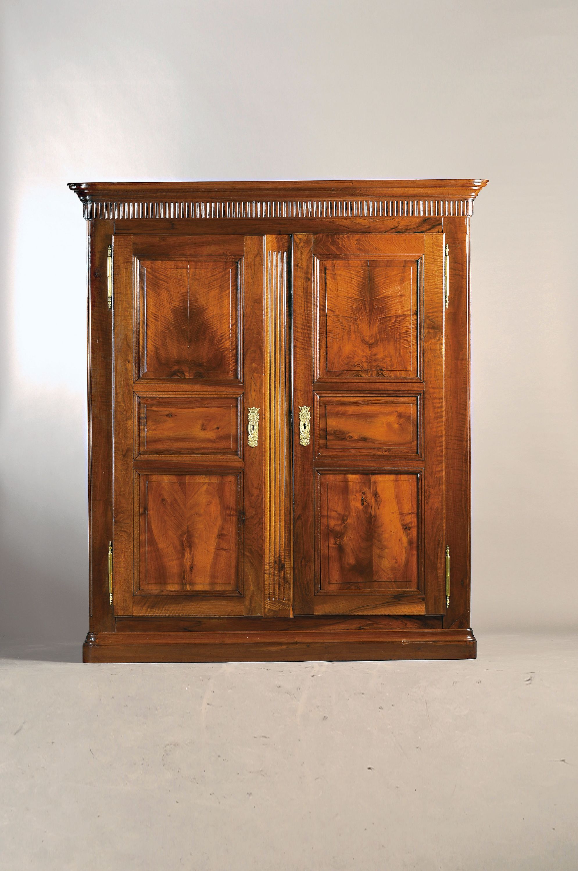 Image 27081460 - Schrank, wohl Freiburg, um 1800, Nußbaum, zweitürig, mehrfach kassettiert, Schellack ...