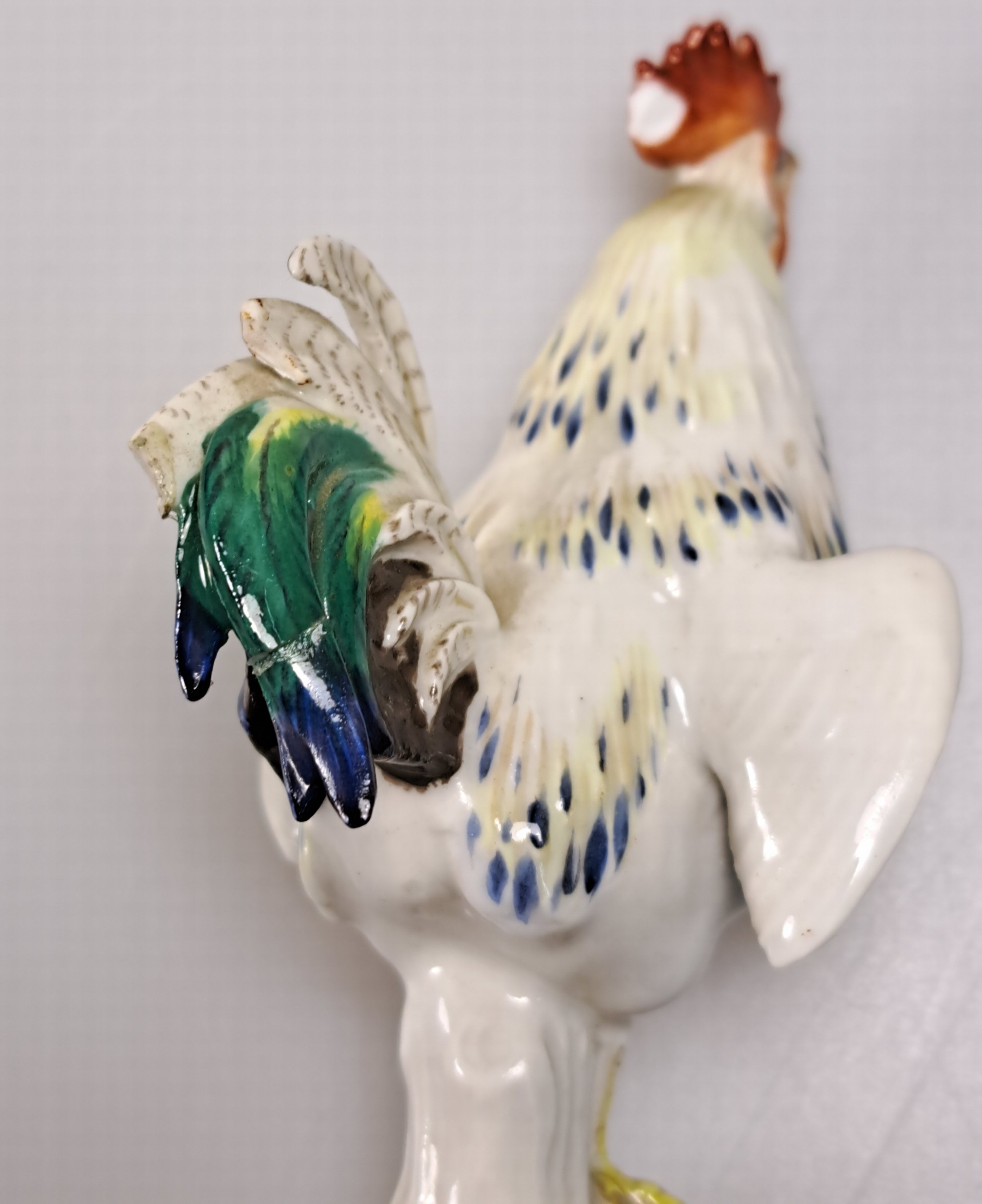 Detail a: 4 Porzellanfiguren, Hühner und Hähne, Meissen, 19./20. Jh., bemalt, zwei Stück leicht best., H. ca. 4.5-9 cm