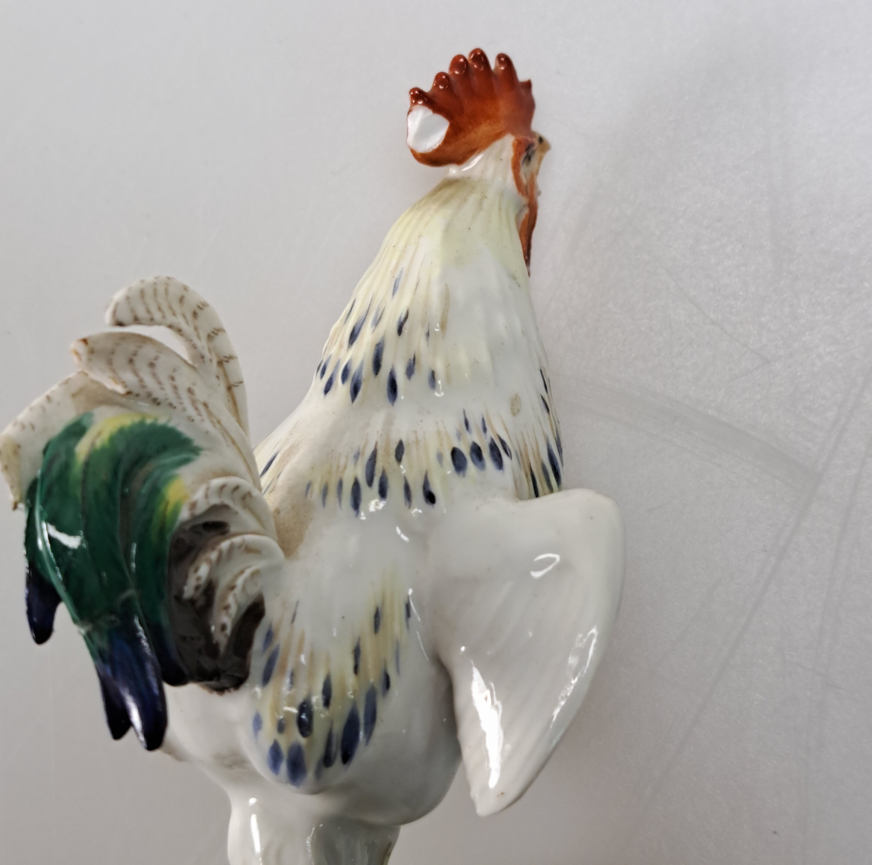 Detail b: 4 Porzellanfiguren, Hühner und Hähne, Meissen, 19./20. Jh., bemalt, zwei Stück leicht best., H. ca. 4.5-9 cm