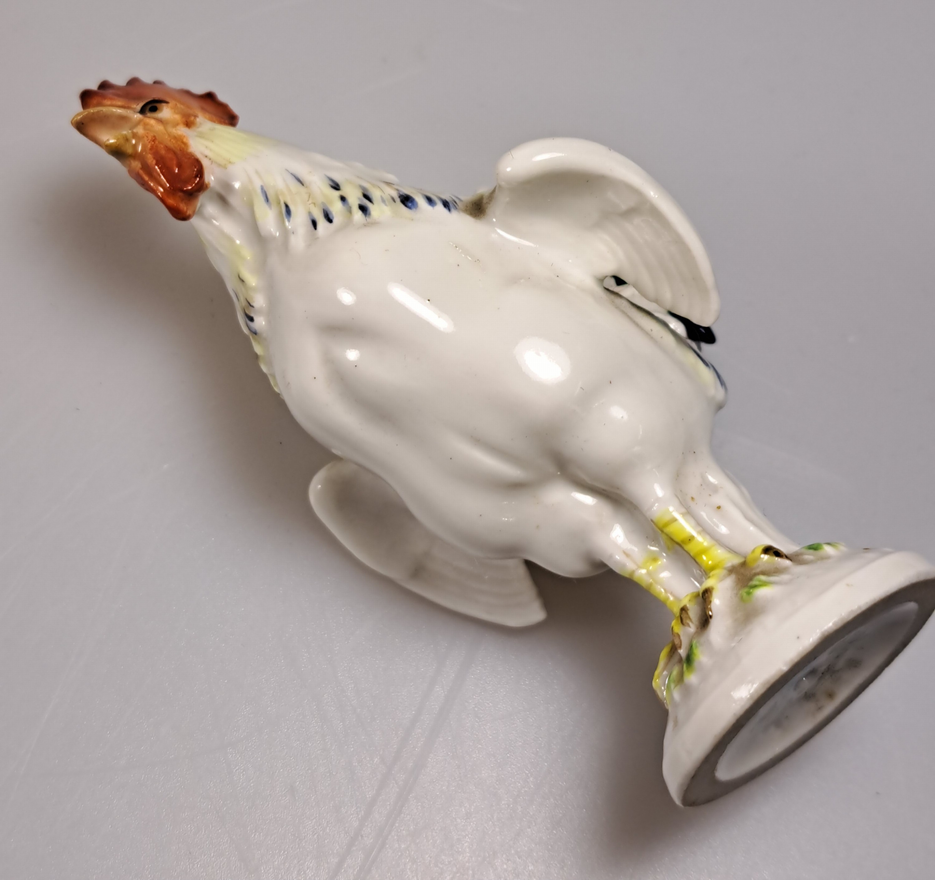Detail c: 4 Porzellanfiguren, Hühner und Hähne, Meissen, 19./20. Jh., bemalt, zwei Stück leicht best., H. ca. 4.5-9 cm