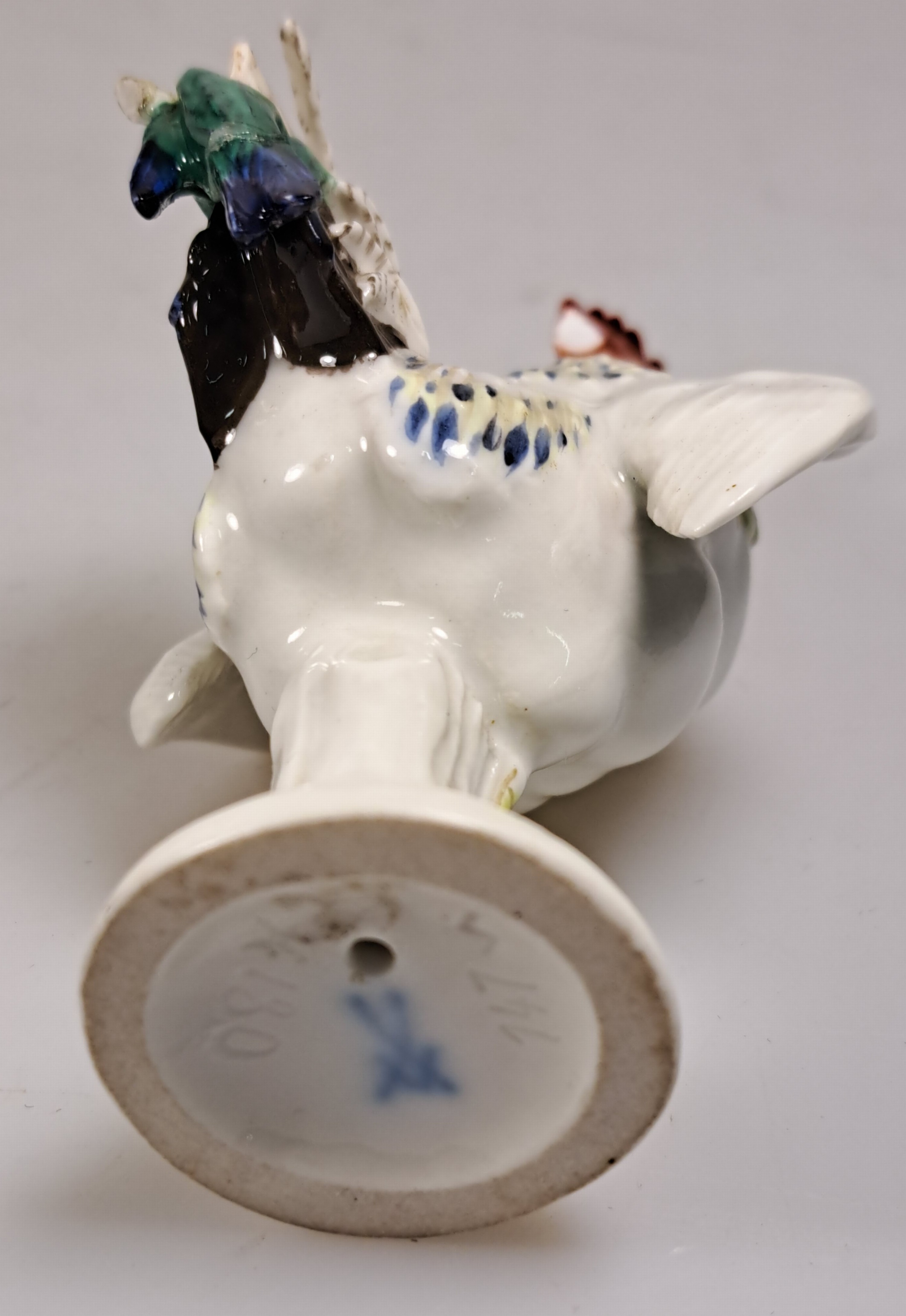 Detail d: 4 Porzellanfiguren, Hühner und Hähne, Meissen, 19./20. Jh., bemalt, zwei Stück leicht best., H. ca. 4.5-9 cm