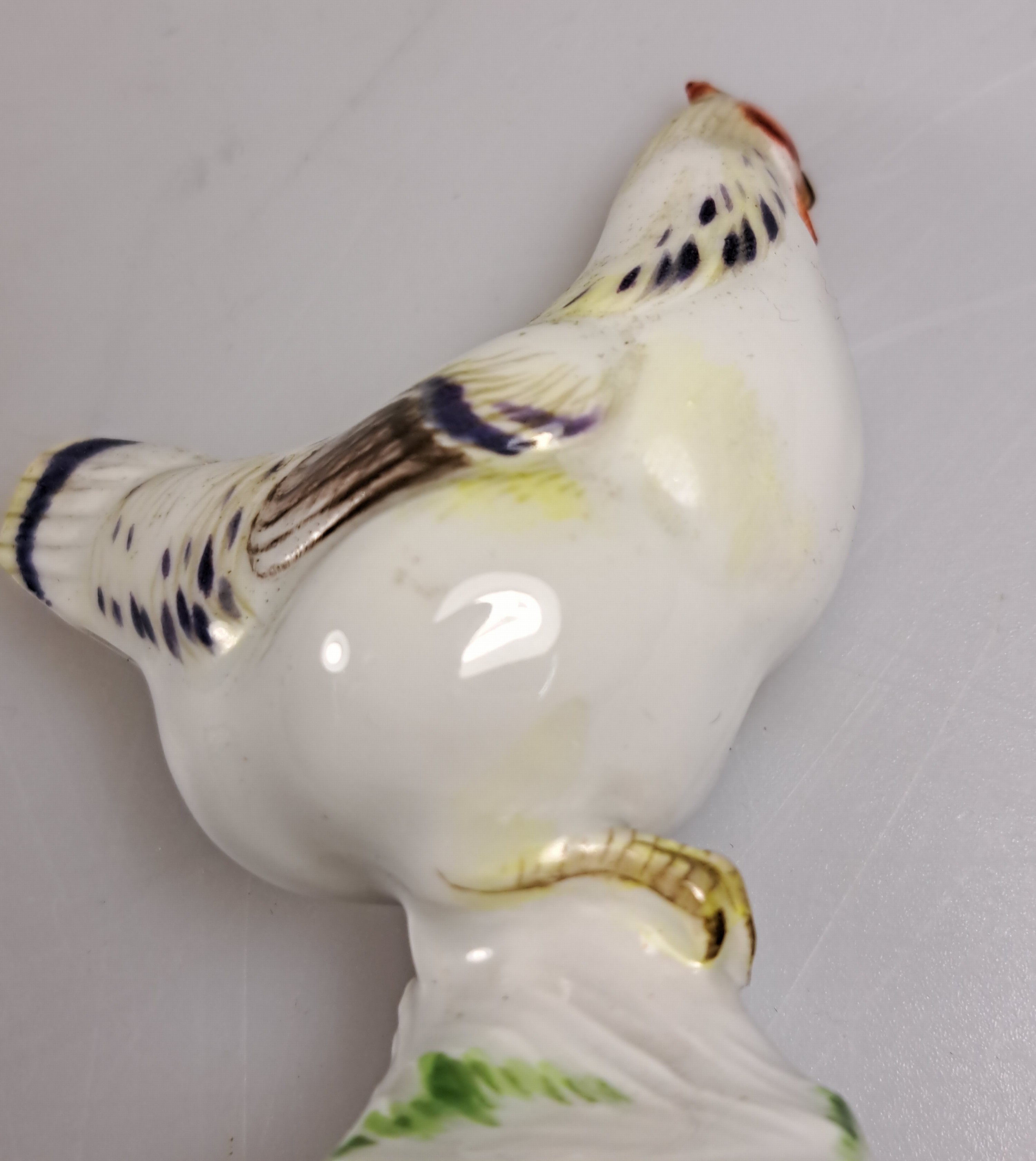 Detail k: 4 Porzellanfiguren, Hühner und Hähne, Meissen, 19./20. Jh., bemalt, zwei Stück leicht best., H. ca. 4.5-9 cm