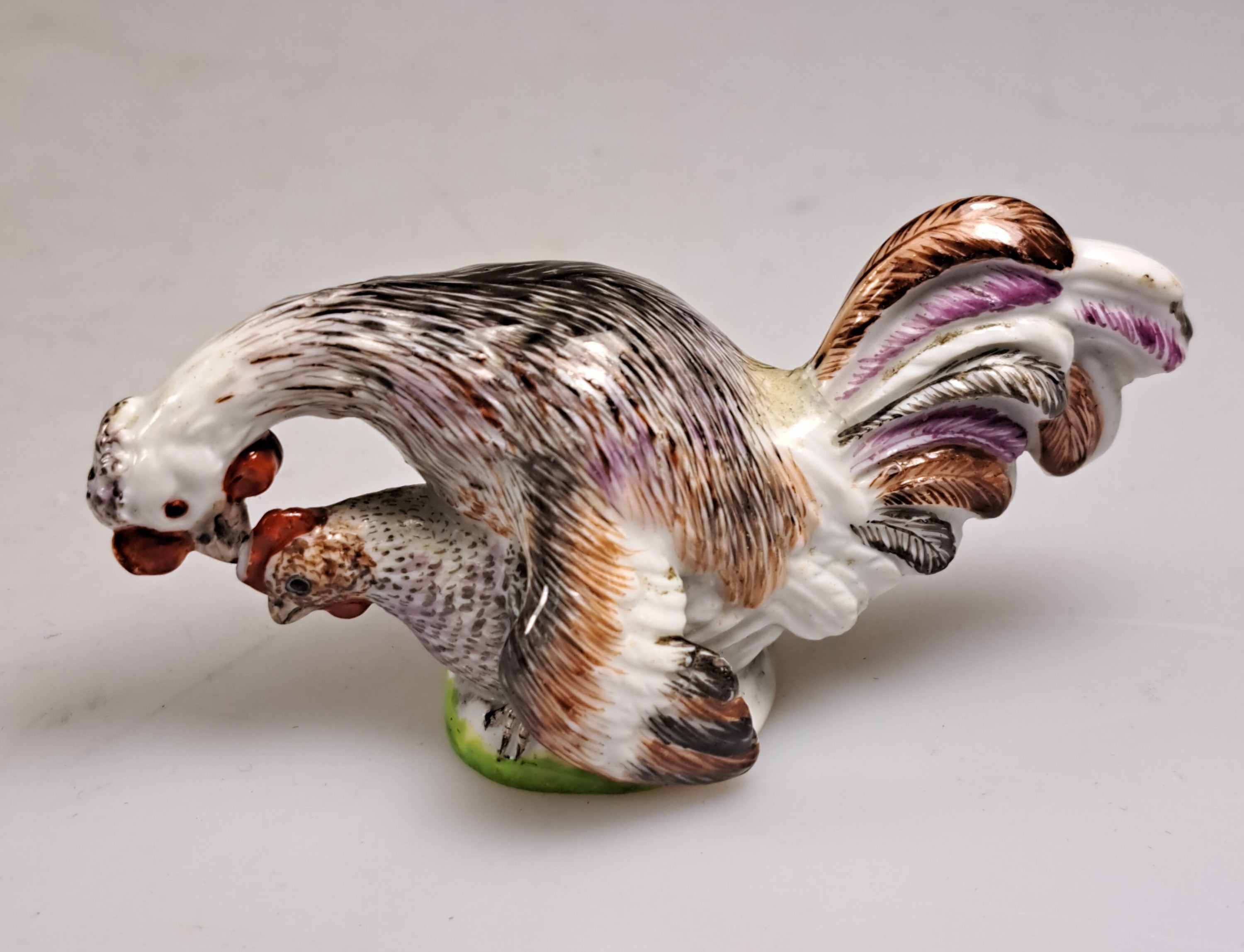 Detail l: 4 Porzellanfiguren, Hühner und Hähne, Meissen, 19./20. Jh., bemalt, zwei Stück leicht best., H. ca. 4.5-9 cm